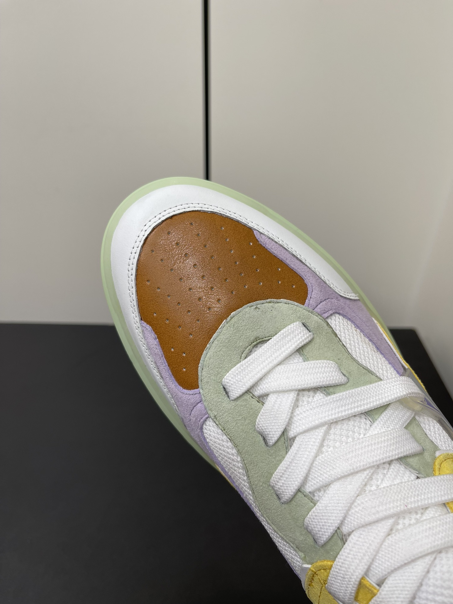 Christian Louboutin Astroloubi Basketball Sneakers Retrospect: Red Shoes with Iconic Details - 图片 6