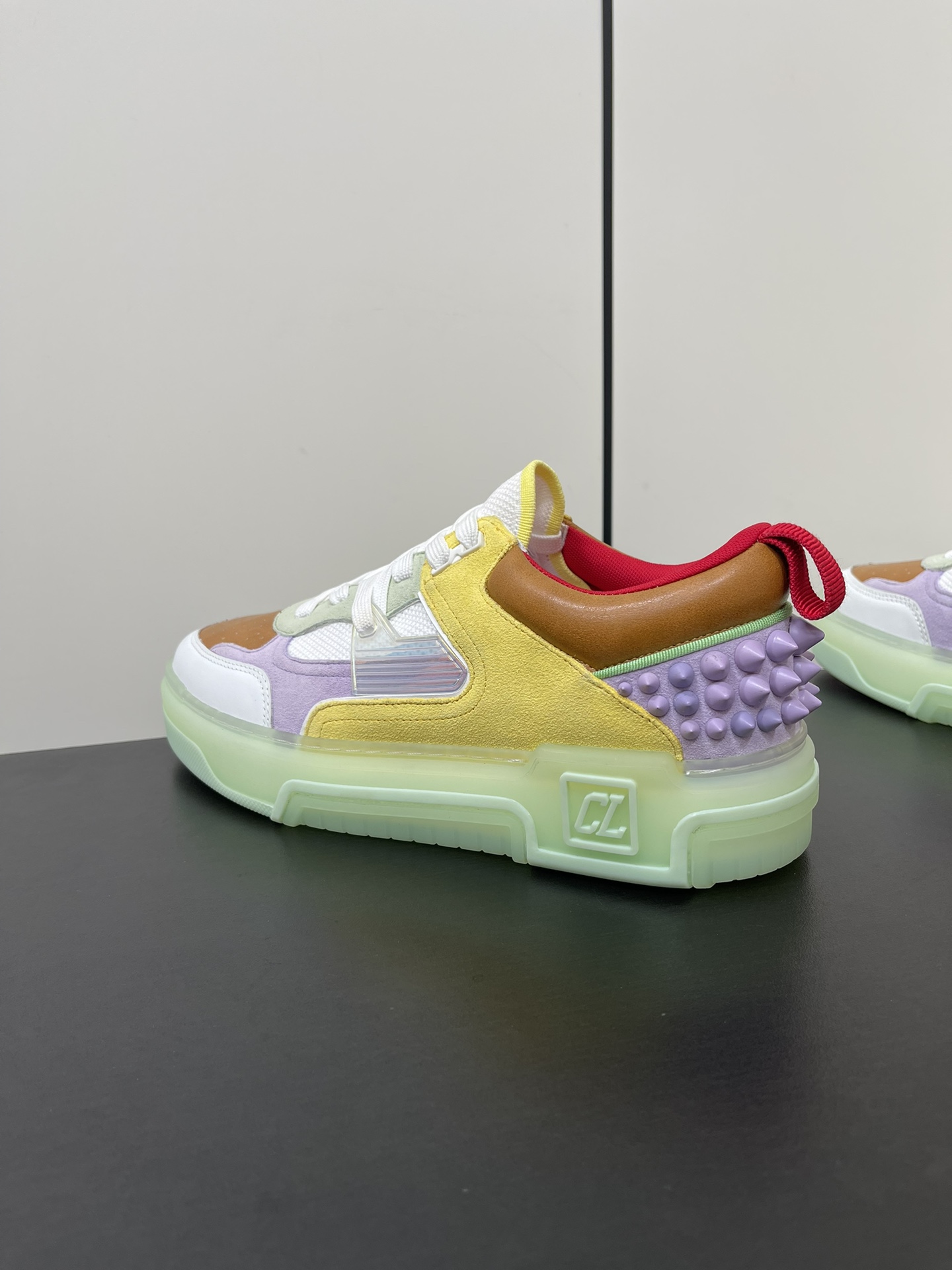 Christian Louboutin Astroloubi Basketball Sneakers Retrospect: Red Shoes with Iconic Details - 图片 4