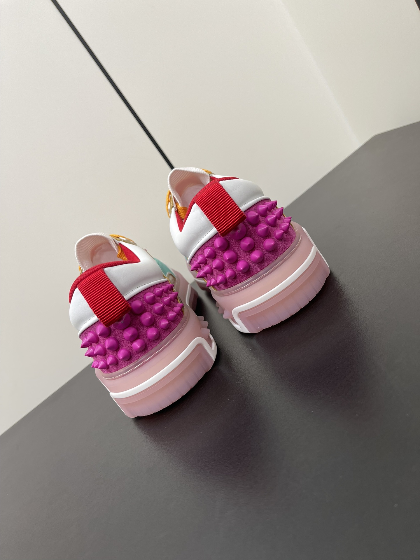 Christian Louboutin Astroloubi Basketball Sneakers: Iconic Red Shoes for Leisure and Sports - 图片 9