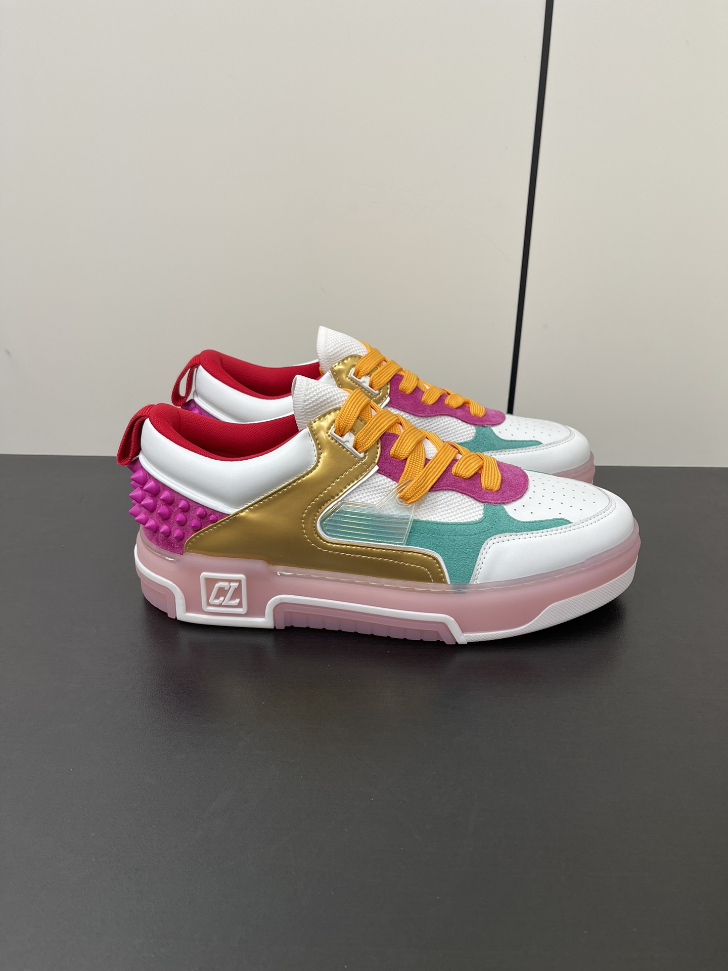 Christian Louboutin Astroloubi Basketball Sneakers: Iconic Red Shoes for Leisure and Sports - 图片 3