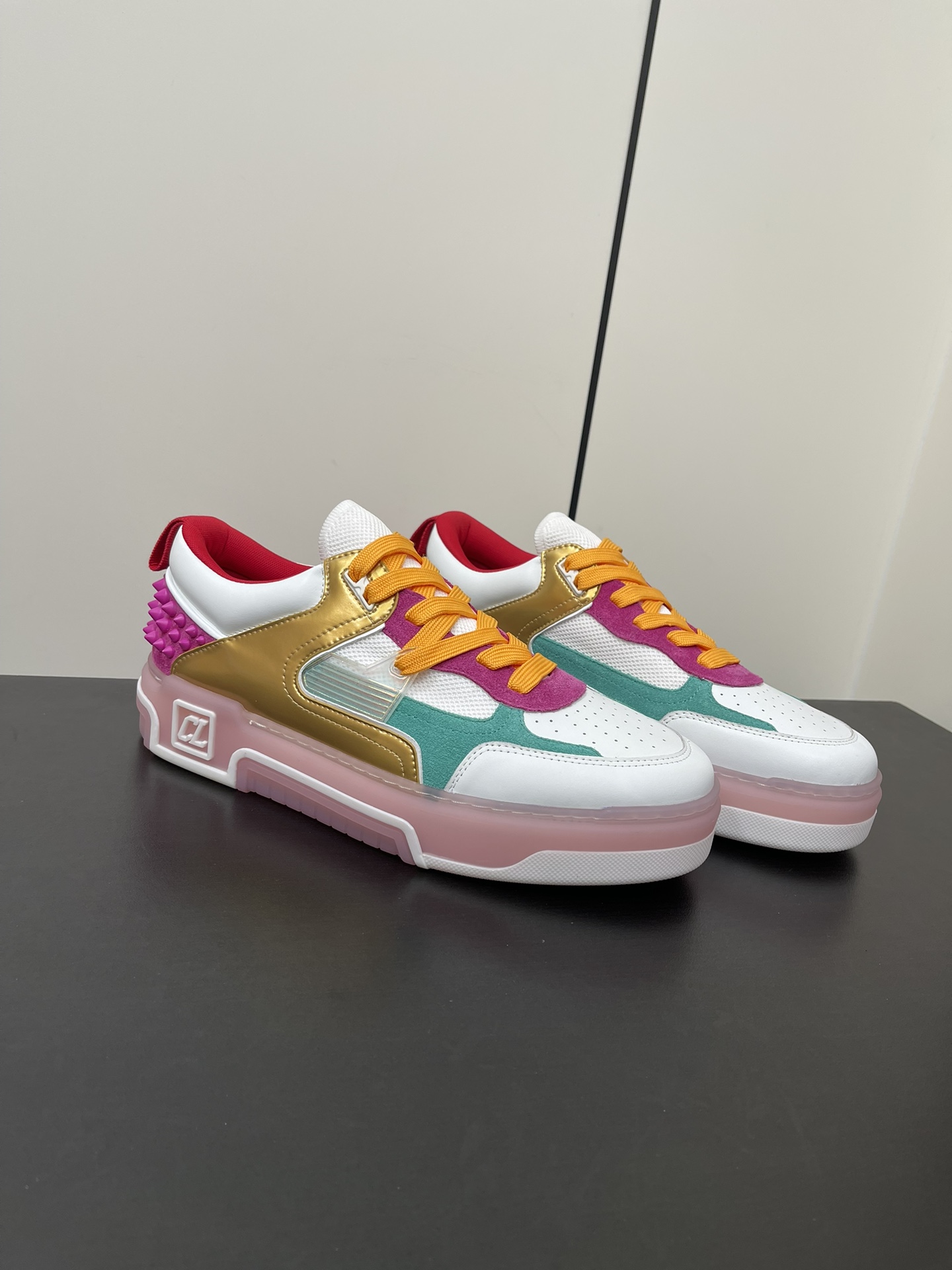 Christian Louboutin Astroloubi Basketball Sneakers: Iconic Red Shoes for Leisure and Sports - 图片 1