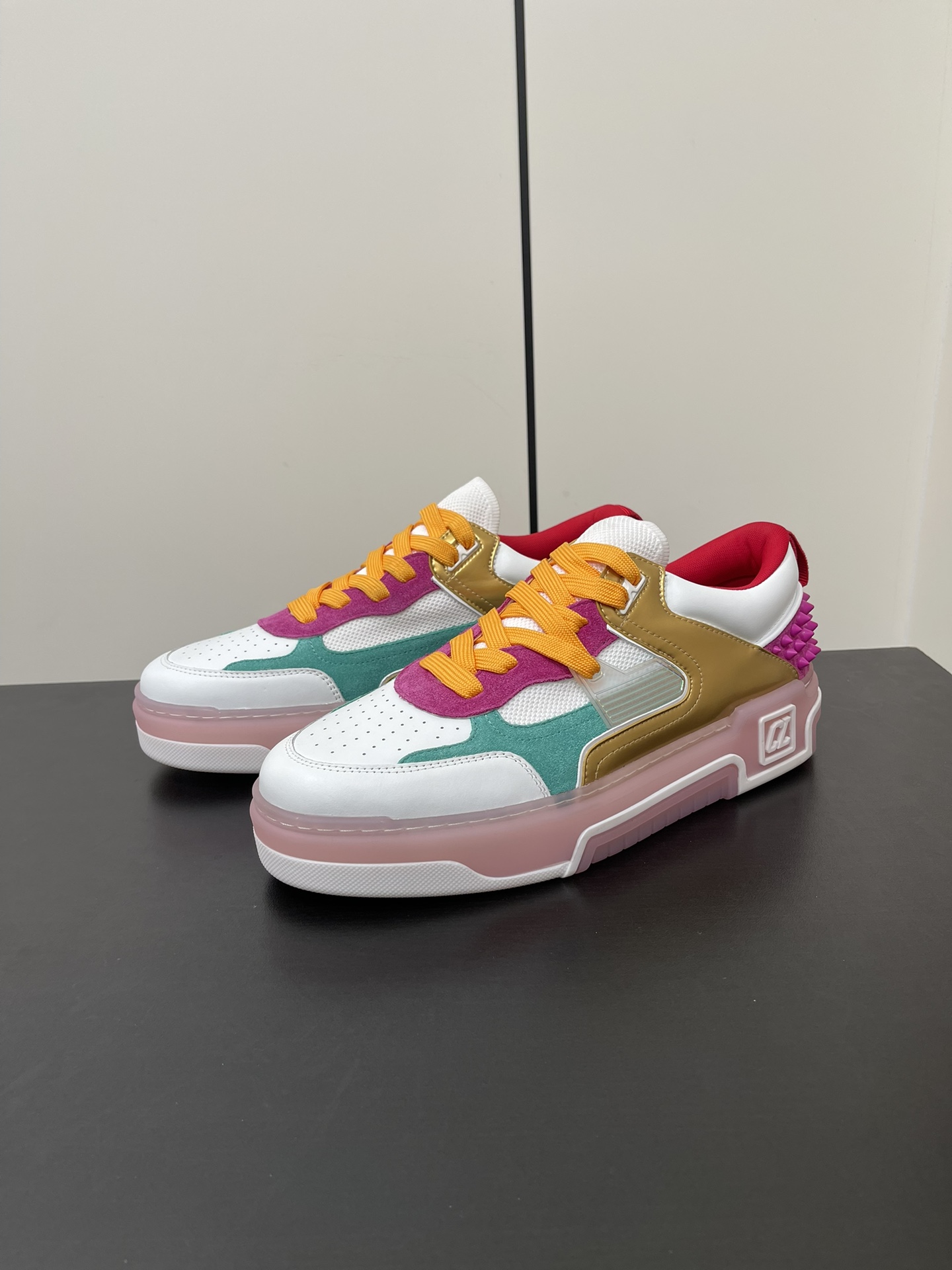 Christian Louboutin Astroloubi Basketball Sneakers: Iconic Red Shoes for Leisure and Sports - 图片 2
