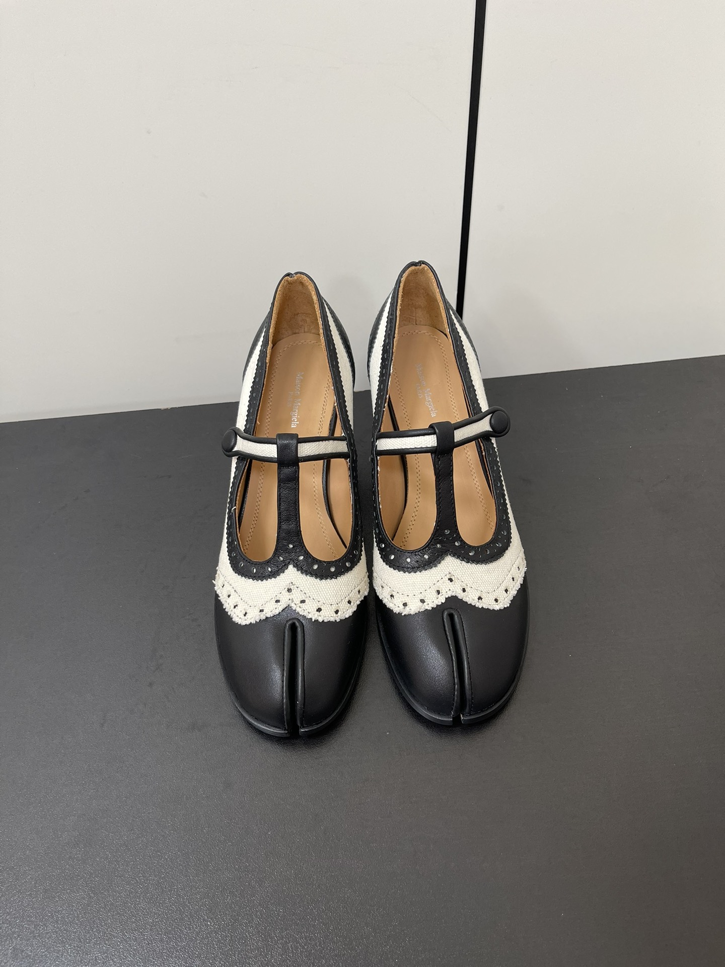 NO:234229,Maison Margiela24/Maison Margiela split toe thick heel retro Mary Jane single shoes Great version Very difficult to make!  Majila's split-toe shoes are pushed to the forefront again, and Xiaohongshu publishes one by one!  Sexy and spicy girls must have. The fried chicken looks good with your feet. Everyone can feel assured that you will be the most unique existence in that crowd. Imported sheepskin fabric, inner footbed sheepskin, outsole, imported Italian genuine leather sole. Size: 35-39/40.41 Customized, split-toe shoes, masion margiela, mary jane, sheepskin19860909Maison Margiela24/马吉拉分趾粗跟复古玛丽珍单鞋 太棒了的版本 非常不好做！马吉拉分趾鞋又被推到风口啦 小红书发一个爆一个！性感酷辣女孩必备 上脚炒鸡好看 大家放心冲穿上它你就是那个人群中最独特的存在 面料进口羊皮 内里垫脚羊皮 大底 意大利进口真皮底 码数:35-39/40.41定制,分趾鞋,masion margiela,mary jane,sheepskin,Women's Shoes