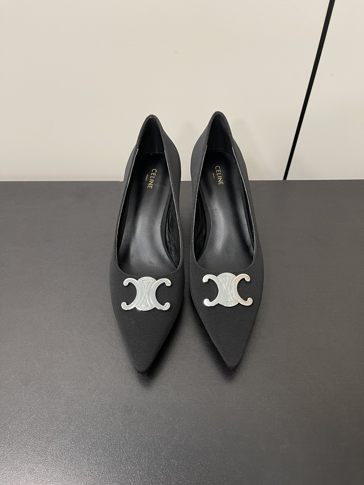 NO:721669,Celine Arc de Triomphe point-toe cat-heeled shoes, low-heeled Arc de Triomphe shoes series!  It goes great with skirts and jeans!  You can always trust Hedi's aesthetic. The kitten heel inherits the classic French aesthetic. Comfort and beauty upupup. The large-sized silver triumphal arch also injects a modern style into the classic shape. The fabric is calfskin/satin, sheepskin lining, feet, and original hardware buckles!  Outsole Italian genuine leather outsole 6cm cat heel Size35-40 (40 sizes are custom-made and cannot be returned or exchanged), high-heeled shoes, celine, high heels, skirts, jeans, cowhide, sheepskin, silk fabric, Leather soles19860909Celine塞琳 凯旋门尖头猫跟单鞋 矮跟凯旋门鞋系列！搭配小裙子牛仔裤都很不错！你可以永远相信hedi的审美 传承经典法式美学的小猫跟 舒适度和美感upupup 大尺寸银色凯旋门也为经典造型注入了现代格调 面料小牛皮/绸缎面,羊皮内里、垫脚,原版五金扣！ 大底意大利真皮大底 6cm猫跟 Size35-40（40码定做不退换）,高跟鞋单鞋,celine,high heels,skirts,jeans,cowhide,sheepskin,silk fabric,Leather soles,Women's Shoes