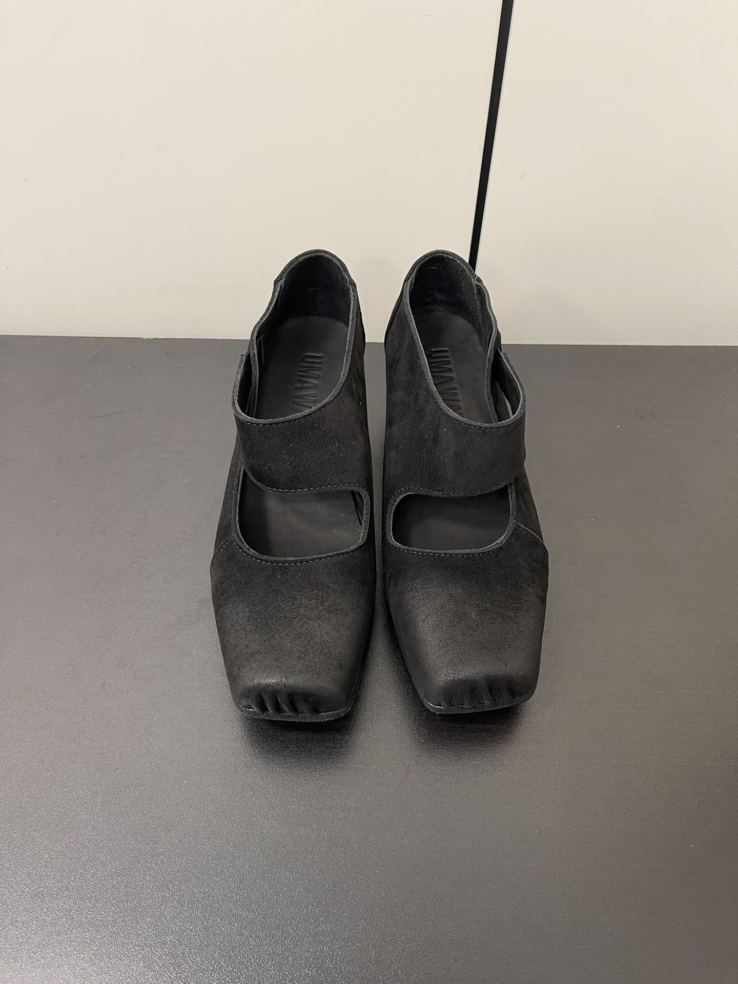 NO:262504,Umawang's classic retro old ballet shoes, all the counters are out of stock, and the difficulty is rare compared to Guidi. They are super soft and comfortable, and they are particularly age-reducing. They have a strong sense of ballet art and are full of fairy spirit. Uma Wang's dark ballet shoes are all taste. The upper is made of vegetable-tanned leather embryo hand-painted, and the old leather sole is washed with drum water (tough edge treatment). The toe of the toe is 8-shaped pleats, and the sole of the sole Mark line is hand-sewn. Uma wang's ballet shoes are 100% comfortable according to the changes in the foot shape of the person!  So don't worry about grinding your feet or anything!  Ballet shoes for a lifetime!  The longer it looks better!  Size 35-40, heel height 4.5cm40 customization without return or exchange, first hit the rice customization cycle one week. Ballet shoes19860909umawang经典款复古做旧芭蕾舞鞋,专柜一上全部断货,难买程度堪比guidi稀有,超级软上脚超级舒服,还特别减龄,浓浓的芭蕾舞艺术气息,仙气十足 强推Uma Wang 暗黑系芭蕾舞鞋,手工鞋要的就是味道 鞋面采用植鞣皮胚手工擦色,滚筒水洗做旧真皮鞋底（底边毛边处理).鞋头八字形褶皱,工艺问题鞋底马克线手工一体缝制. Uma wang的芭蕾鞋是根据人的脚型变化而变化 达到百分百舒适！所以完全不担心磨脚或者什么的！一辈子的芭蕾鞋！越久越好看！ 尺码35-40,跟高4.5cm40定制不退不换,先打米 定制周期一周.,芭蕾舞鞋,Women's Shoes