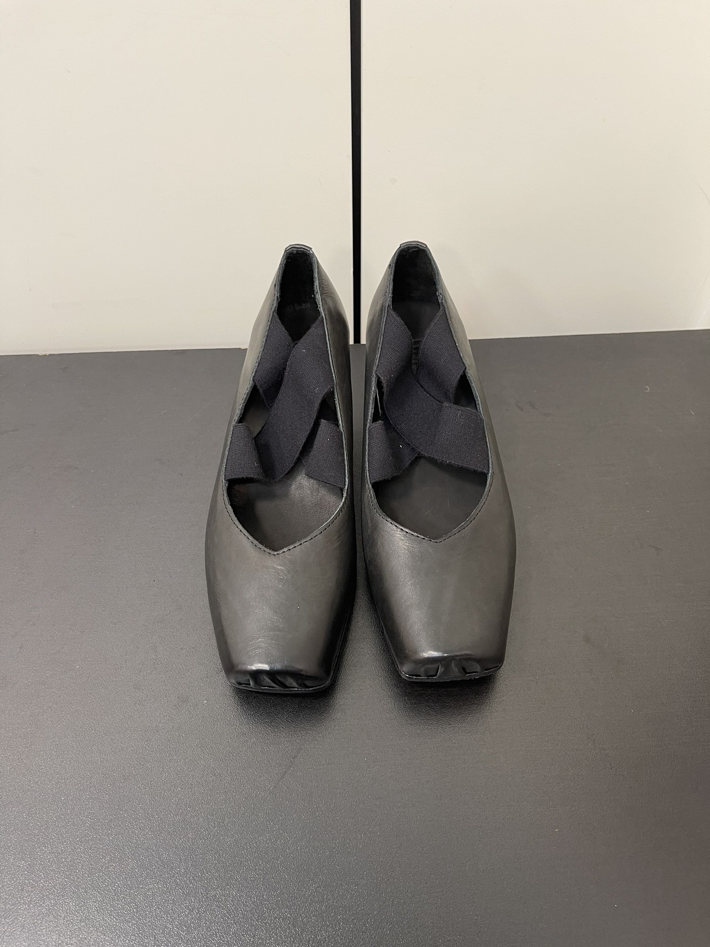 NO:262510,High-heeled UMA WANG classic retro old ballet shoes, all the counters are out of stock, and the difficulty is rare compared to Guidi. Super soft and super comfortable on the feet, and it is also particularly age-reducing. It has a strong sense of ballet art and is full of fairy spirit. Uma Wang Dark ballet shoes, handmade shoes require the taste. The upper is made of vegetable-tanned leather embryo hand-painted, and the old leather sole is washed with drum water (tough edge treatment). The toe of the toe is 8-shaped pleats, and the sole of the sole Mark line is hand-sewn. Uma Wang's ballet shoes are 100% comfortable according to the changes in the foot shape of a person!  So don't worry about grinding your feet or anything!  Ballet shoes for a lifetime!  The longer it looks better!  Heel height 4.5cm Size 35-40, heel height 4.5cm40 customization without return or exchange, first hit the rice customization cycle one week. Ballet shoes19860909高跟UMA WANG经典款复古做旧芭蕾舞鞋,专柜一上全部断货,难买程度堪比guidi稀有,超级软上脚超级舒服,还特别减龄,浓浓的芭蕾舞艺术气息,仙气十足 强推Uma Wang 暗黑系芭蕾舞鞋,手工鞋要的就是味道 鞋面采用植鞣皮胚手工擦色,滚筒水洗做旧真皮鞋底（底边毛边处理).鞋头八字形褶皱,工艺问题鞋底马克线手工一体缝制. Uma wang的芭蕾鞋是根据人的脚型变化而变化 达到百分百舒适！所以完全不担心磨脚或者什么的！一辈子的芭蕾鞋！越久越好看！跟高4.5cm 尺码35-40,跟高4.5cm40定制不退不换,先打米 定制周期一周.,芭蕾舞鞋,Women's Shoes