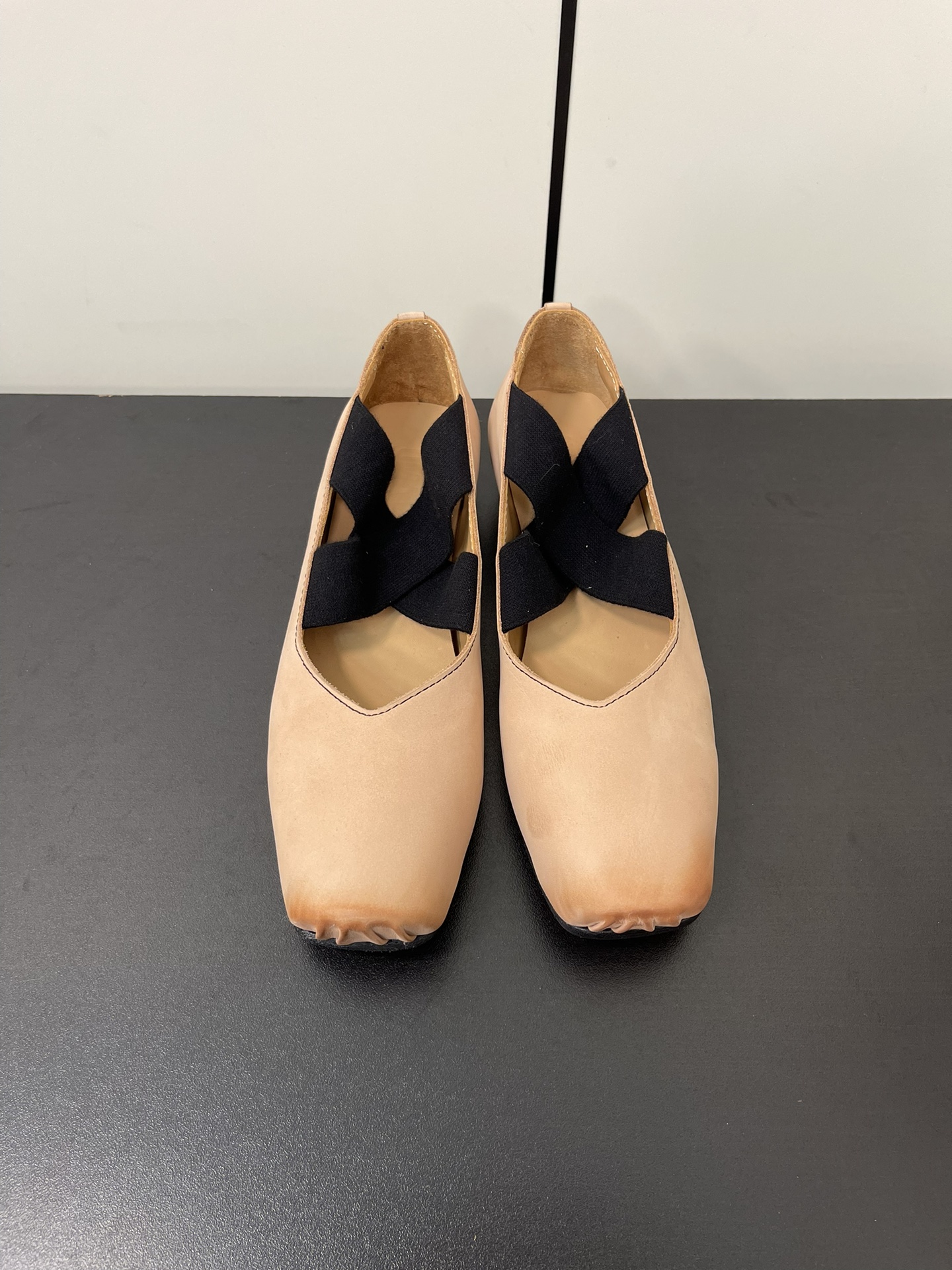 NO:262498,Umawang's classic retro old ballet shoes, all the counters are out of stock, and the difficulty is rare compared to Guidi. They are super soft and comfortable, and they are particularly age-reducing. They have a strong sense of ballet art and are full of fairy spirit. Uma Wang's dark ballet shoes are all taste. The upper is made of vegetable-tanned leather embryo hand-painted, and the old leather sole is washed with drum water (tough edge treatment). The toe of the toe is 8-shaped pleats, and the sole of the sole Mark line is hand-sewn. Uma wang's ballet shoes are 100% comfortable according to the changes in the foot shape of the person!  So don't worry about grinding your feet or anything!  Ballet shoes for a lifetime!  The longer it looks better!  Size 35-40, heel height 2.5cm40 customization without return or exchange, first hit the rice customization cycle one week. Ballet shoes19860909umawang经典款复古做旧芭蕾舞鞋,专柜一上全部断货,难买程度堪比guidi稀有,超级软上脚超级舒服,还特别减龄,浓浓的芭蕾舞艺术气息,仙气十足 强推Uma Wang 暗黑系芭蕾舞鞋,手工鞋要的就是味道 鞋面采用植鞣皮胚手工擦色,滚筒水洗做旧真皮鞋底（底边毛边处理).鞋头八字形褶皱,工艺问题鞋底马克线手工一体缝制. Uma wang的芭蕾鞋是根据人的脚型变化而变化 达到百分百舒适！所以完全不担心磨脚或者什么的！一辈子的芭蕾鞋！越久越好看！ 尺码35-40,跟高2.5cm40定制不退不换,先打米 定制周期一周.,芭蕾舞鞋,Women's Shoes