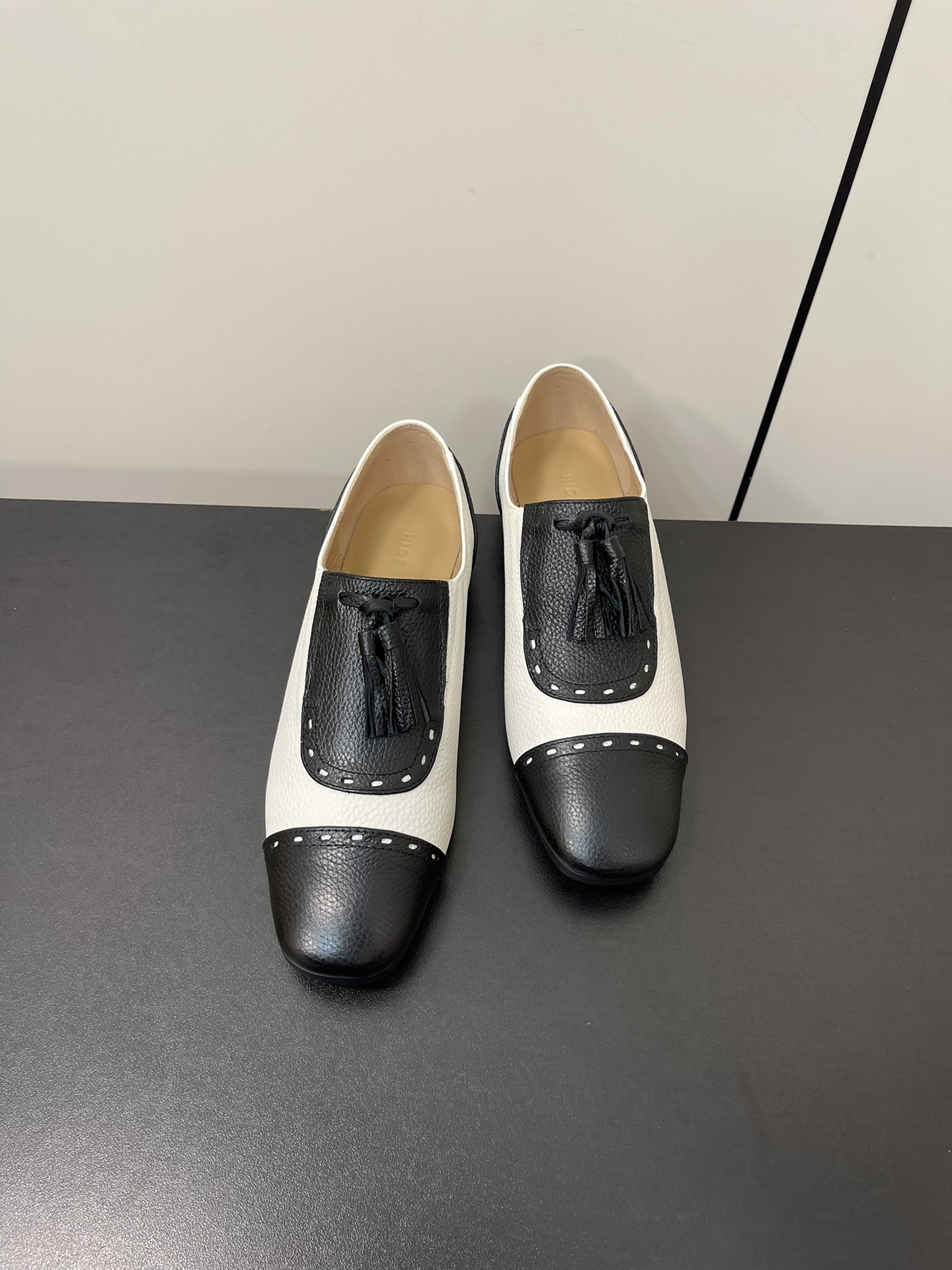 NO:264738,HIDEMI 24/New early spring products Flat-soled tassel loafers, a dressing tool for all seasons, full of retro feel, small gold fashionable color scheme, fascinated, good-looking, easy to wear, fashionable and beautiful, get the loafers, five-star recommendation, original 1:1 customized cracked cowhide/cowhide fabric, sheepskin lining, imported Italian genuine leather outsole, size: 35-39 (40 custom made, no return or exchange), loafers, loafers, cowhide, sheepskin, Leather soles19860909HIDEMI 24/早春新品 平底流苏乐福鞋 一年四季的穿搭利器 复古感十足 小金色时髦配色 被迷的不要不要的 好看 好穿 时髦精纷纷get的乐福鞋 五星推荐 原版1:1订制爆裂纹牛皮/牛皮面料 羊皮内里 意大利进口真皮大底 码数:35-39（40订做不退换）,乐福鞋,loafers,cowhide,sheepskin,Leather soles,Women's Shoes