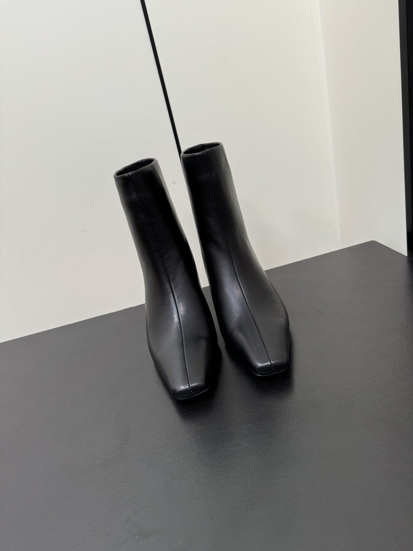 NO:536736,Khaite 2025 ｜Fall and winter new small square-toed short boots This season's best fashionable small heel boots ~ Perfect texture, neat lines, and people are much lighter. It seems that no matter what you match, it looks very fashionable. Imported calfskin, the leather is super soft, the shoes are very light, and it is very stable and not tired when walking. size35-40 (40 customization, no return or exchange), boots, boots, cowhide19860909Khaite 2025 ｜秋冬新品小方头短靴 本季最佳时髦小跟靴 ～ 质感完美 线条利落 人都轻盈了不少 好像无论配什么都显得很时髦 进口小牛皮 皮子超级软 鞋子很轻走路很稳不累 size35-40（40定制不退换）,靴子,boots,cowhide,Women's Shoes