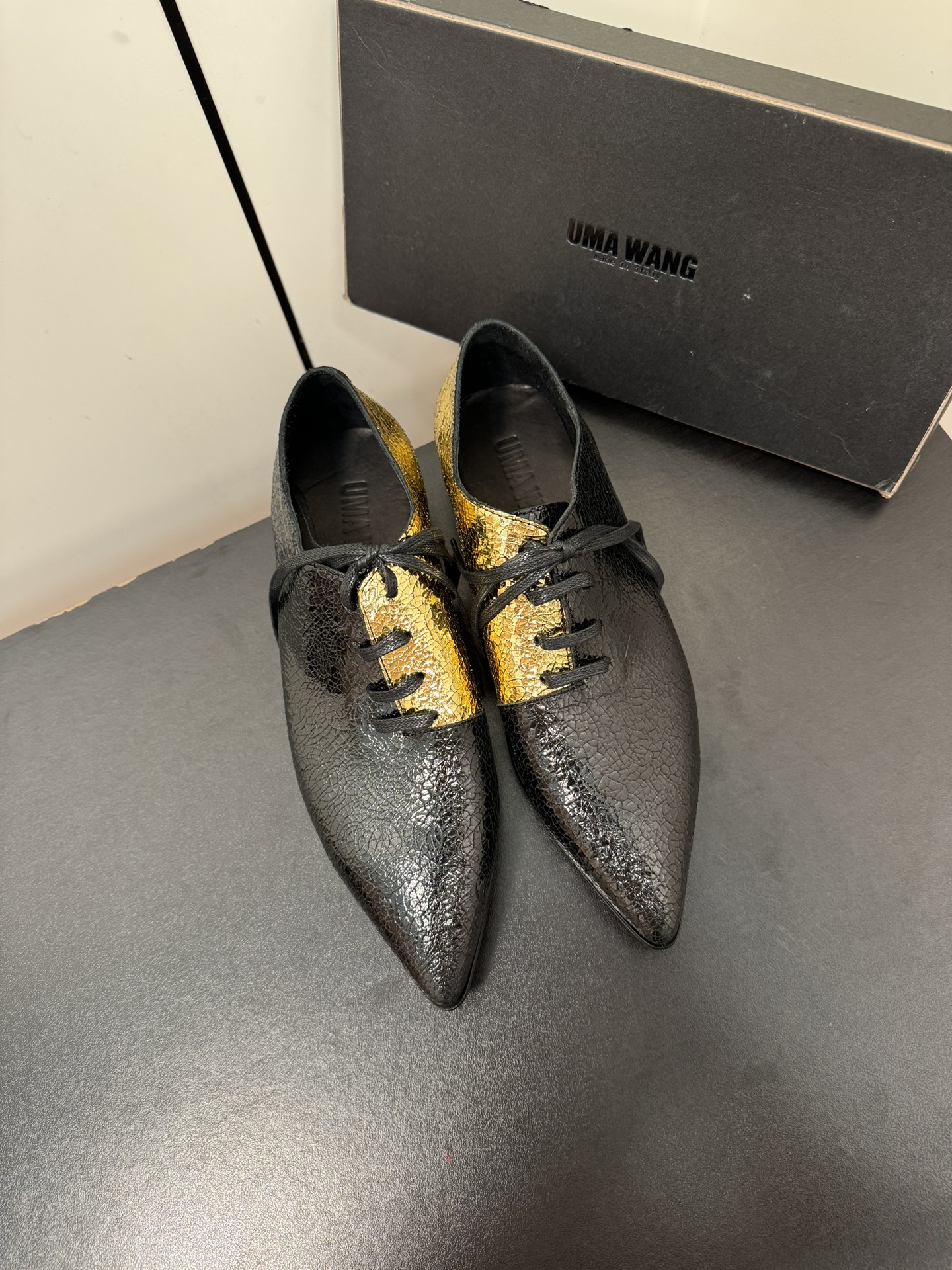 NO:888000,umawang classic colors + 23 new colors pointed toe fairy style lace-up derby shoes. A very stylish item?  The special craftsmanship of retro washing is fashionable but not kitsch, local but not exaggerated, and it is a dark Chinese style!  Let your matching bring something new!  The upper, lining and sole are made of pure leather!  Top quality handmade shoes!  size 35-40 (custom size 40 cannot be returned or exchanged), single shoes19860909umawang 经典色+23新配色 尖头仙风道系带德比鞋 很有调性的单品？ 复古水洗的特殊工艺,入时却不媚俗,本土却不夸张,妥妥地暗黑系国风！让你的配搭带来新意！ 鞋面、内里、鞋底 ,纯皮材质！ 顶级手工鞋履！ size 35-40（40定制不退换）,单鞋,Women's Shoes