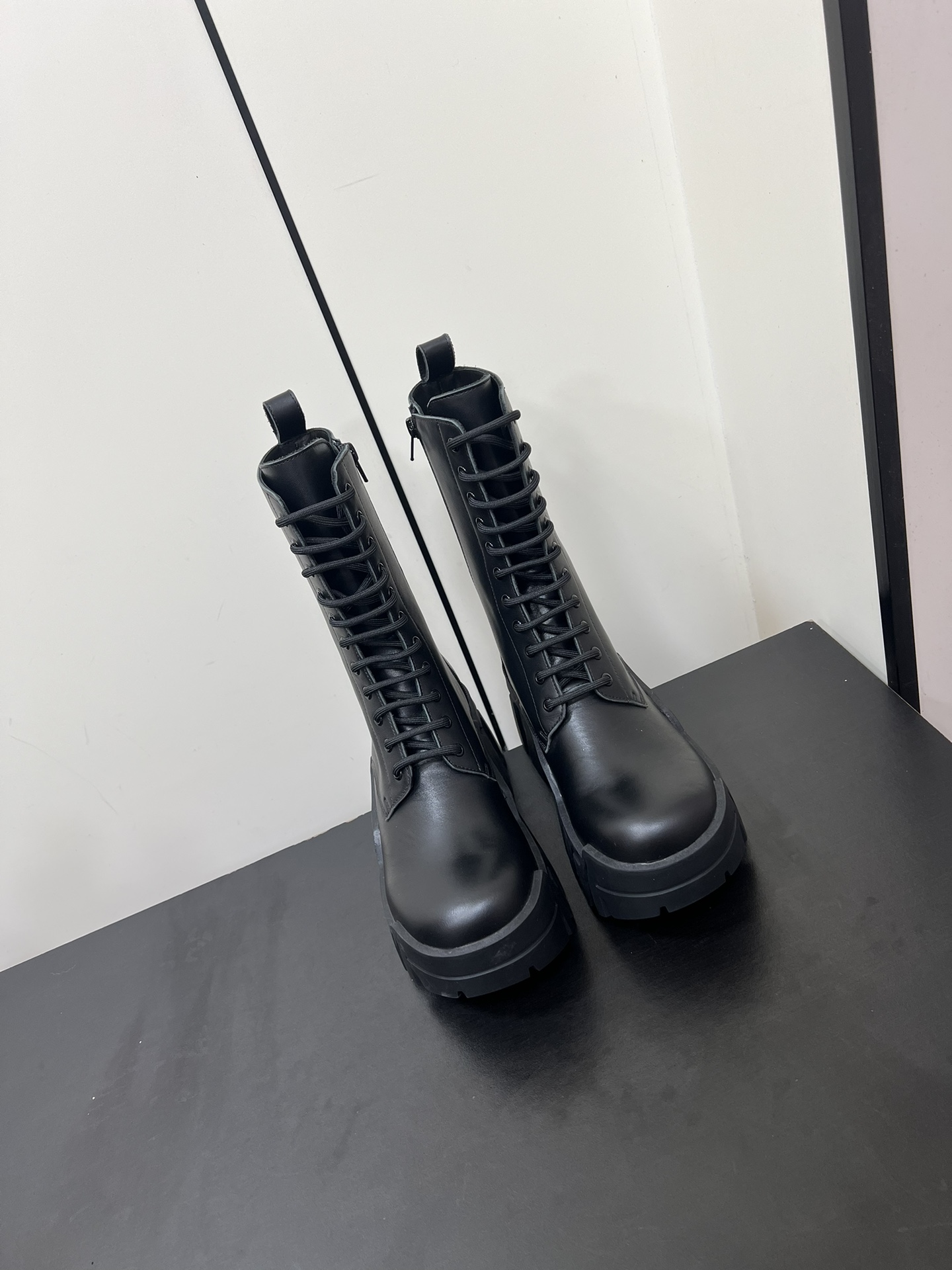 NO:536784,Glossy iron-toe graffiti men's 70 Balenciaga bulldozer thick-soled boots, this sponge cake thick-soled boots are very popular this year. They are casual and not mistaken when worn (increasing height). The refreshing performance is enough to express the control of the details of the shoes. The imported fabric is beaded with edges, cowhide inner thick-soled sponge cake shoes, with logo, anti-slip sole, this shoe is very comfortable on the feet, and the foot feels great. Heel height is 6cm, size 35-45 (female 40 men 45 customized, non-return and exchange) with counter packaging, boots, balenciaga, boots, cowhide19860909光面铁头涂鸦男款70 巴黎世家推土机 厚底靴,这款松糕厚底靴今年非常爆,穿上（增高）休闲两不失误,清爽的表现足以表达对鞋子的个个细节的把控, 面料进口开边珠 牛皮内里 厚底松糕鞋,带logo 防滑鞋底,这款鞋子上脚非常舒服,脚感很棒 跟高6cm 码数35-45（女40男45定制不退换）配专柜包装,靴子,balenciaga,boots,cowhide,Women's Shoes