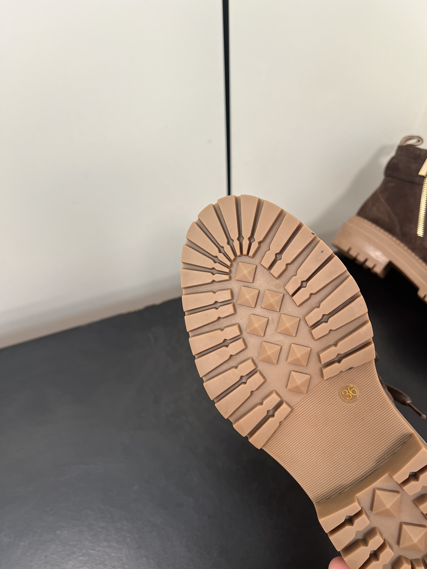 Michael Kors 2024 Martin Boots: Cow Skin, Sheepskin Interior, Slide-Proof Rubber Sole. - 图片 9