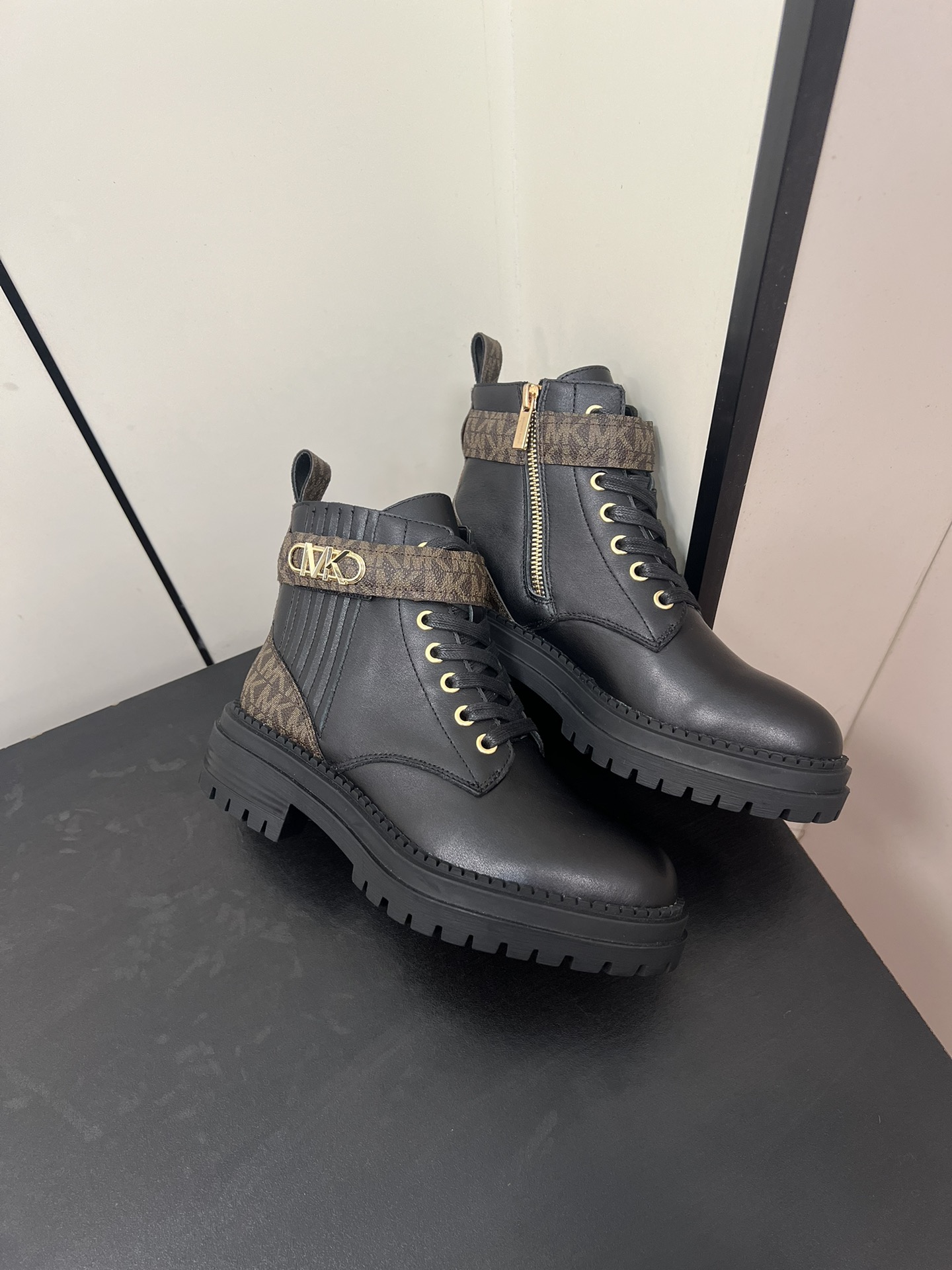 Michael Kors 2024 Martin Boots: Cow Skin, Sheepskin Lining, Slip-Proof Sole, Various Sizes - 图片 4