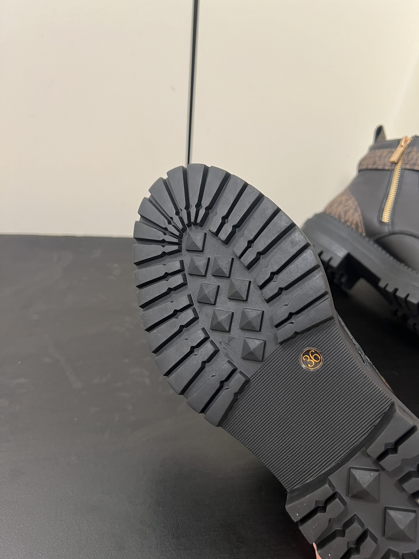Michael Kors 2024 Martin Boots: Cow Skin, Sheepskin Lining, Slip-Proof Sole, Various Sizes - 图片 9