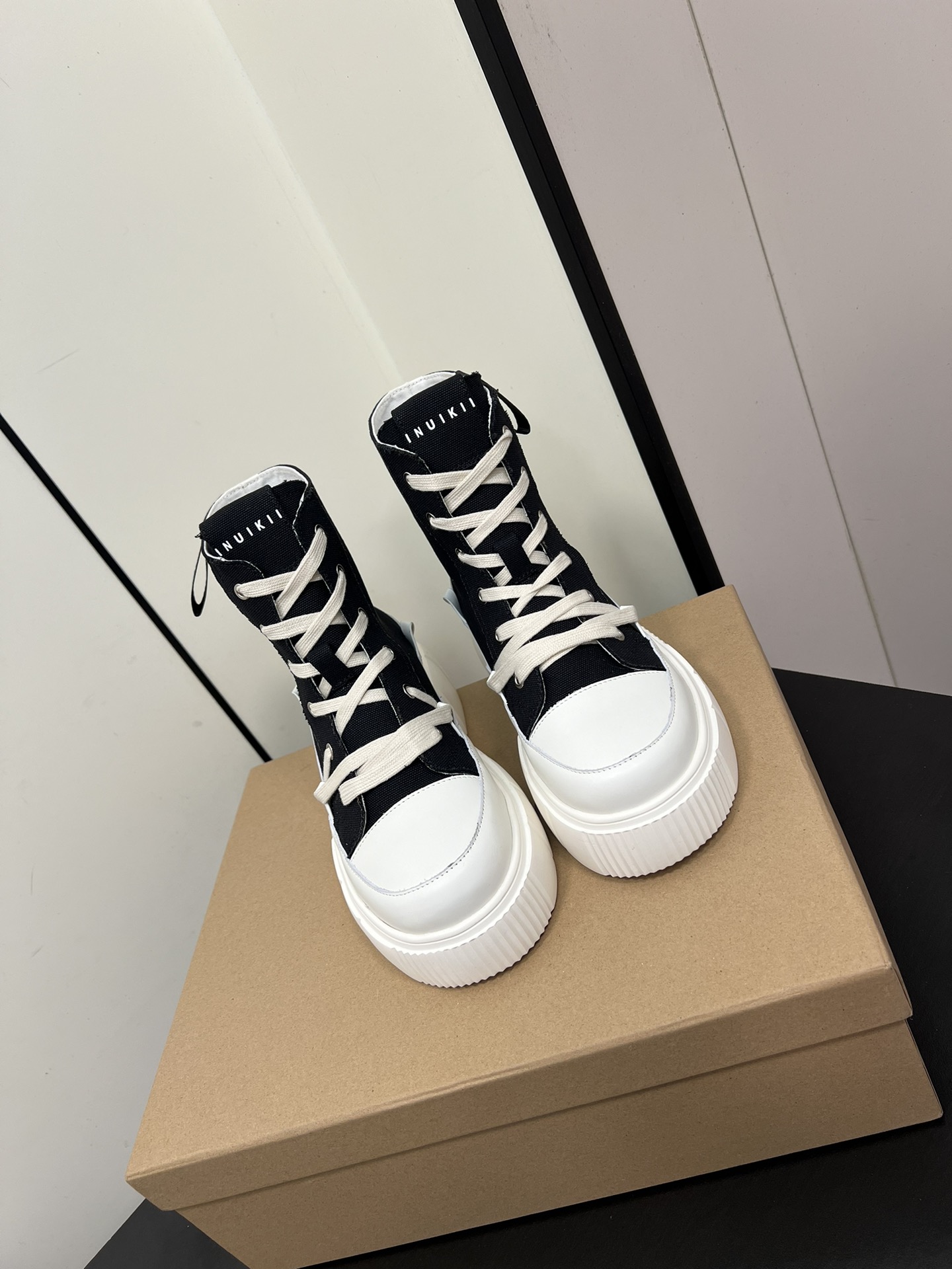 NO:577332,INUIKII is a niche trendy brand. New model for autumn and winter. Thick-soled canvas high-top shoes are mainly good-looking and have an iconic deconstructed silhouette. The body of the shoe is made of simple three-dimensional lines. The upper is covered with breathable canvas fabric, and the upper layer is injected with softness to improve the foot feel. It adopts a thick rubber sole to make the wearer look slimmer and longer. The shape is suitable for various combinations in daily life. It is casual, light and comfortable. The upper is made of original customized high-density canvas. The inner lining is made of original customized canvas. The sole is original rubber PU outsole.  Bottom thickness 5cm, size 35-40 (40 is custom-made and non-returnable), boots, casual shoes/sports shoes, boots, sneakers19860909INUIKII 小众潮牌 秋冬新款 松糕厚底帆布高帮鞋 主打好看 ,标志性解构化廓形,鞋身以简约立体线条,鞋面覆盖透气帆布面料,注入上层柔 软提升脚感,采用廓形橡胶厚底,穿着显瘦显腿长,造型适合日常生活的各种搭配,休闲轻便又舒适 鞋面采用原版定制高密度帆布 内里原版定制帆布 鞋底原版橡胶pu大底 底厚5cm 码数35-40（40定做不退换）,靴子休闲鞋/运动鞋,boots,sneakers,Women's Shoes
