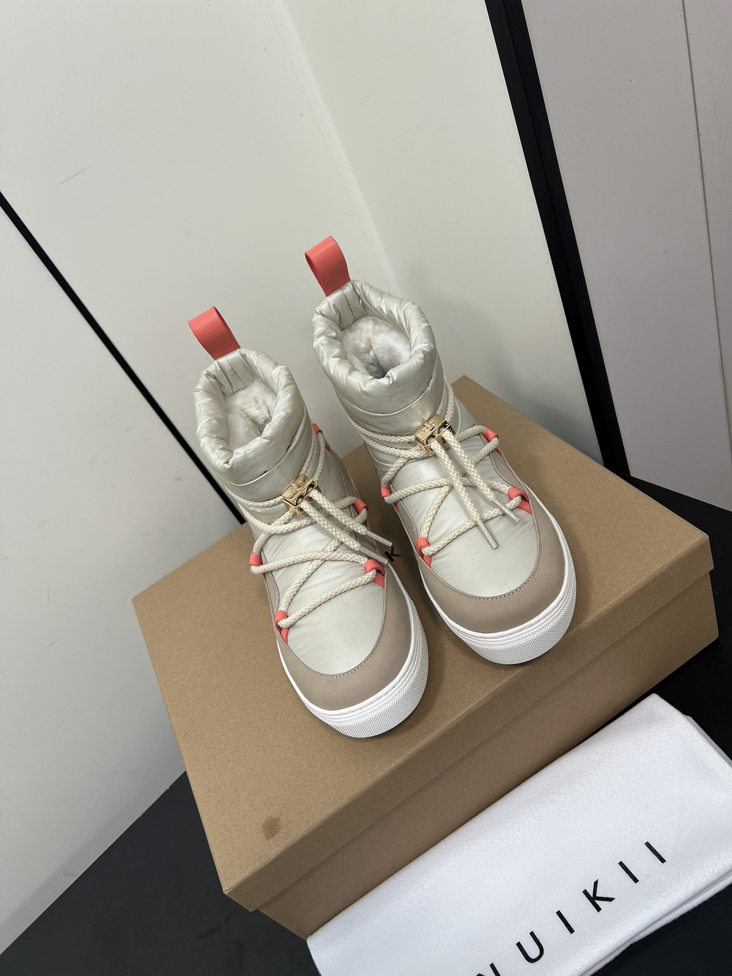 Inuilii 24 Snow Boots: Elves in the Snow, City Performance, Waterproof, Warmth.