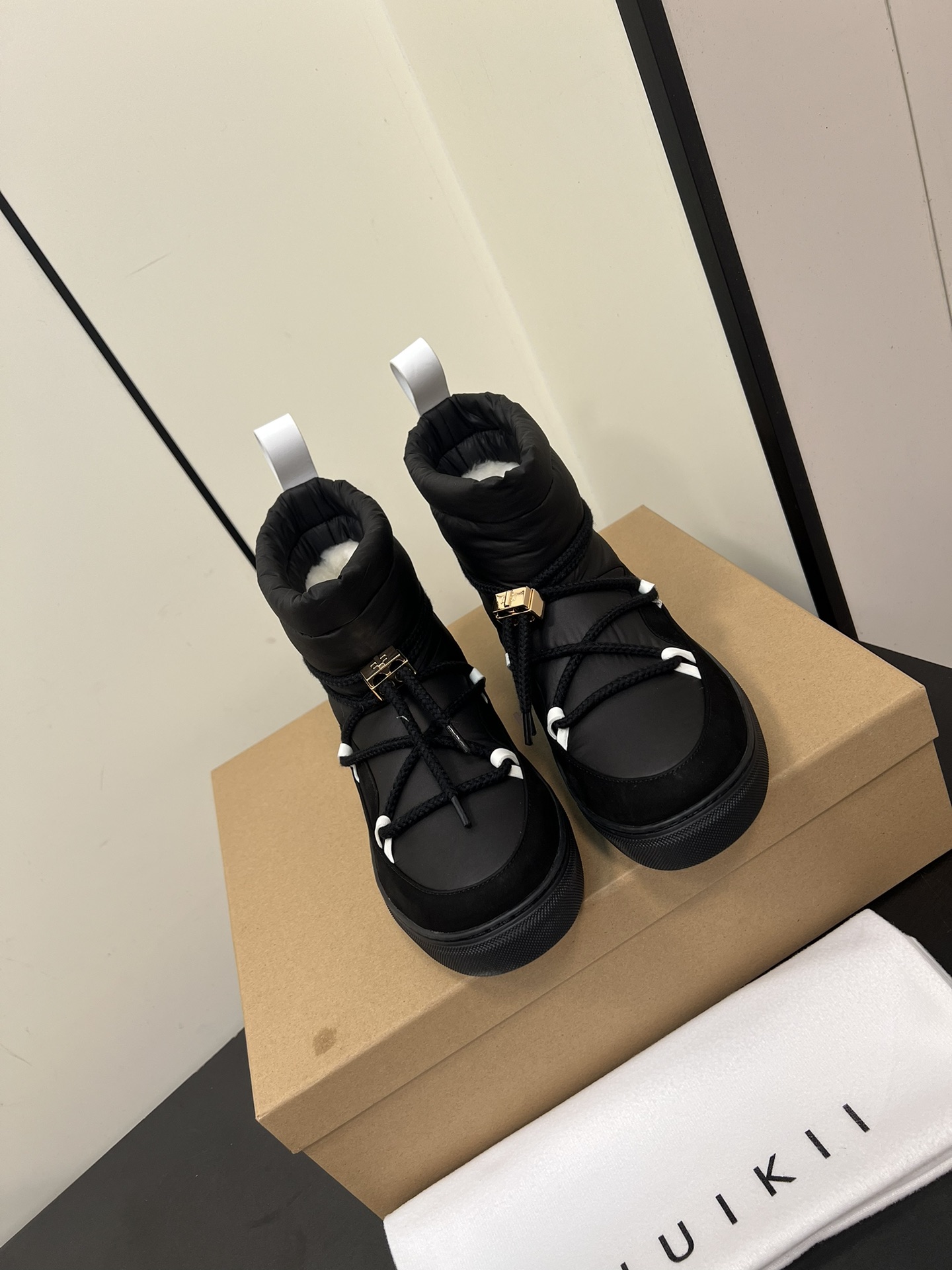 Inuilii 24 Snow Boots: Waterproof, Lightweight, and Warm for Outdoor Performance.