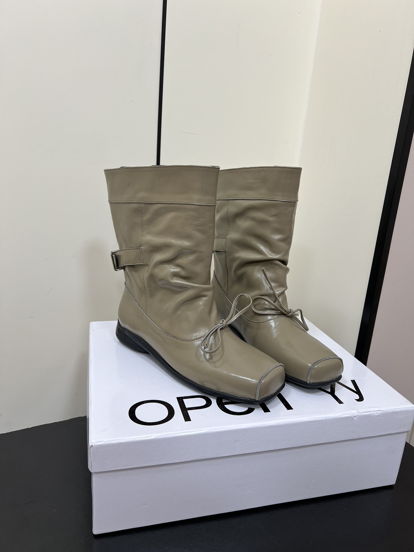 Stylish Butterfly Design Pig Nose Short Boots: Quality Materials, Retro Vibes - 图片 2
