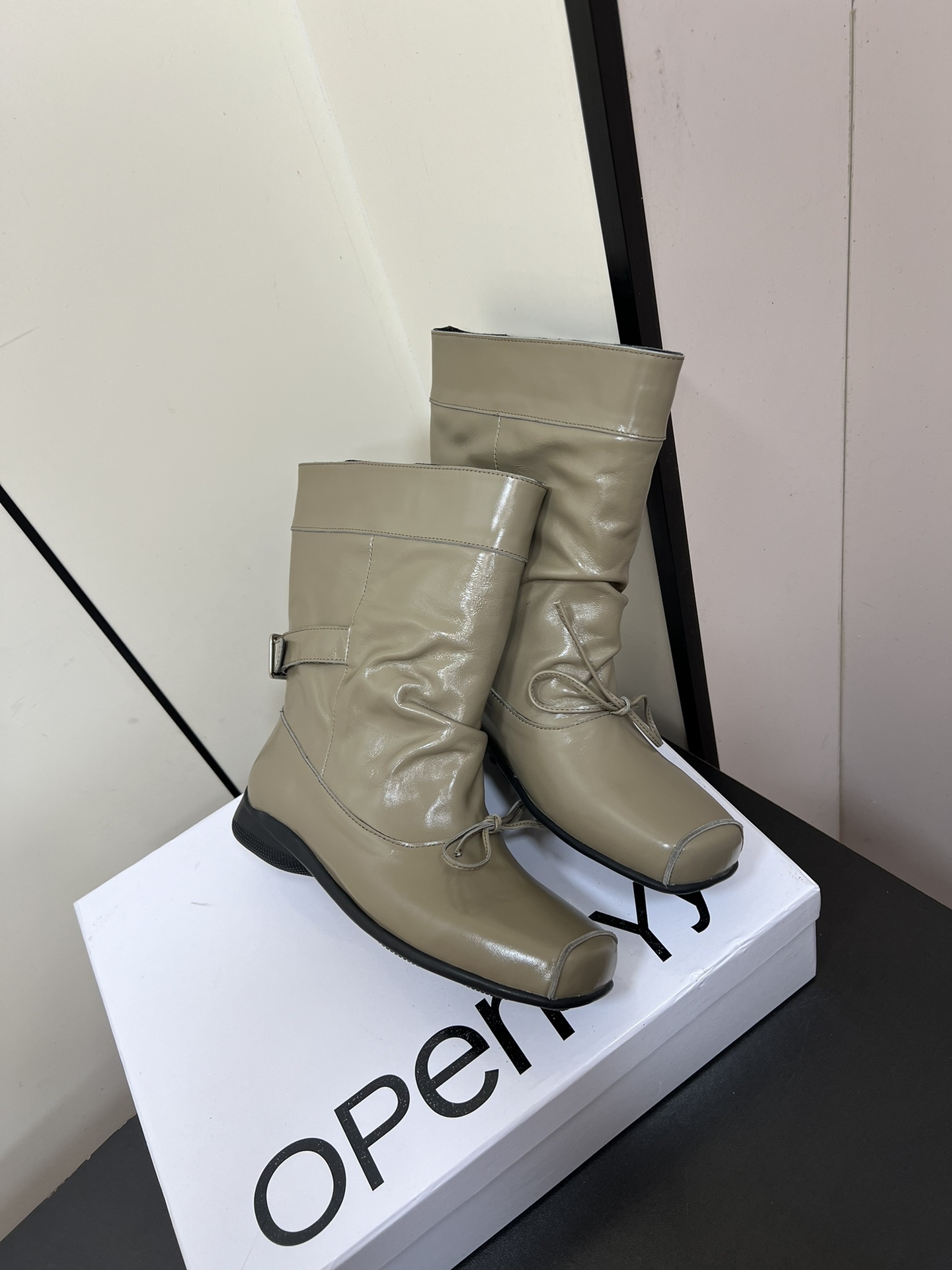 Stylish Butterfly Design Pig Nose Short Boots: Quality Materials, Retro Vibes - 图片 4