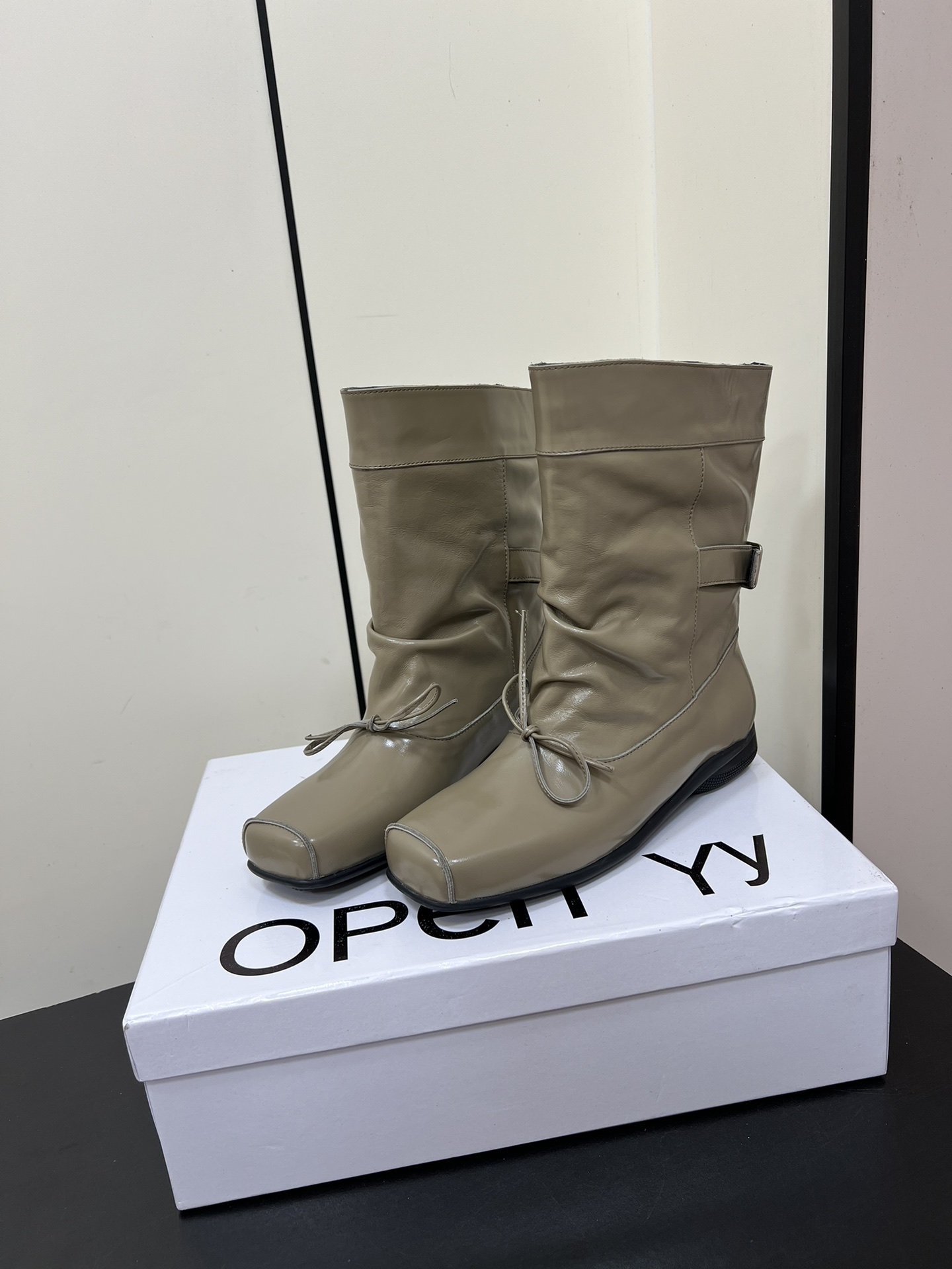 Stylish Butterfly Design Pig Nose Short Boots: Quality Materials, Retro Vibes - 图片 3