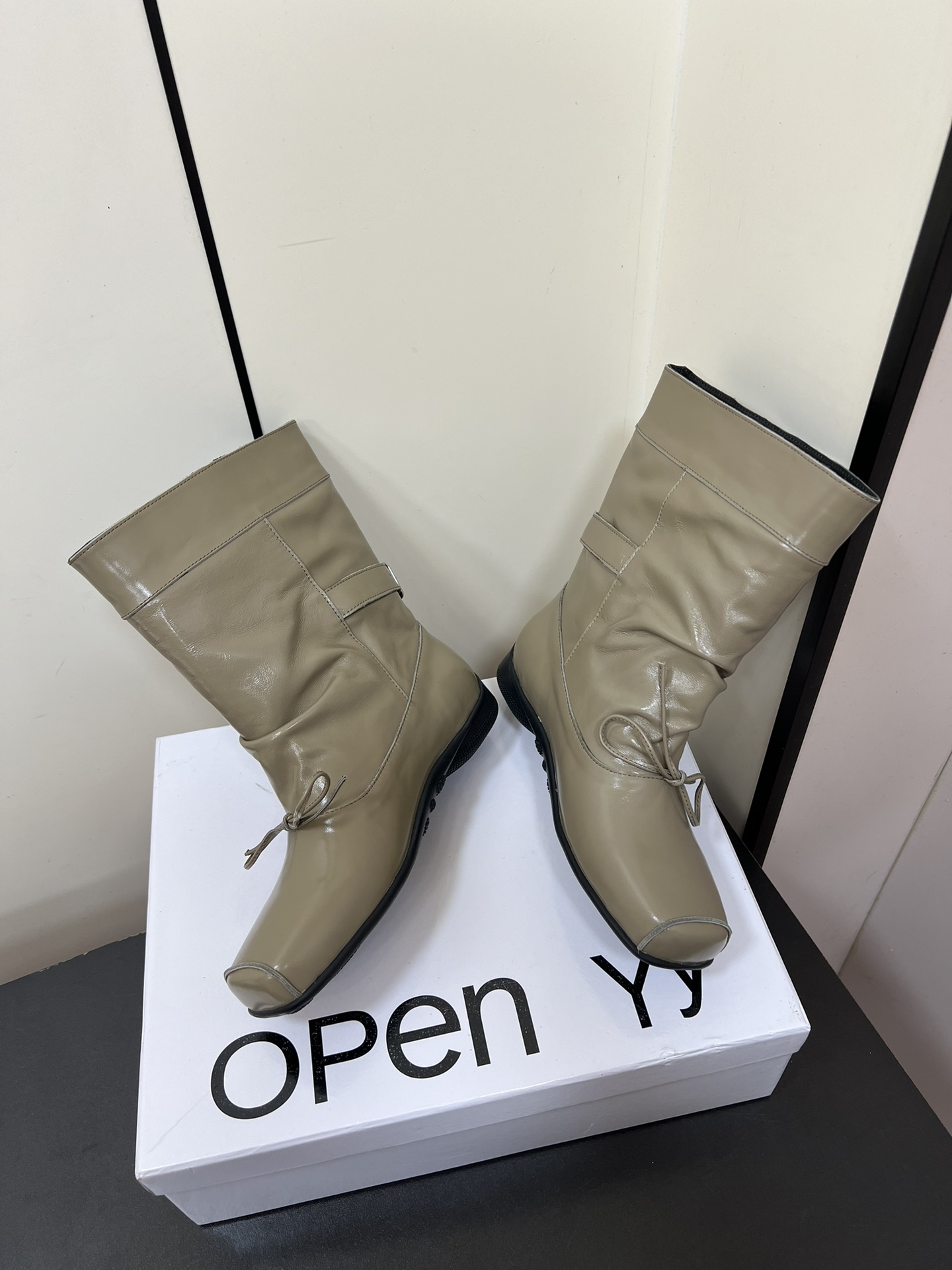 Stylish Butterfly Design Pig Nose Short Boots: Quality Materials, Retro Vibes - 图片 5
