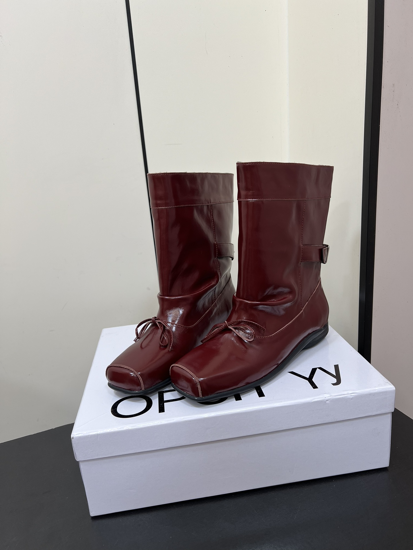 Stylish Pig Nose Short Boots with Unique Design and High-Quality Materials - 图片 3