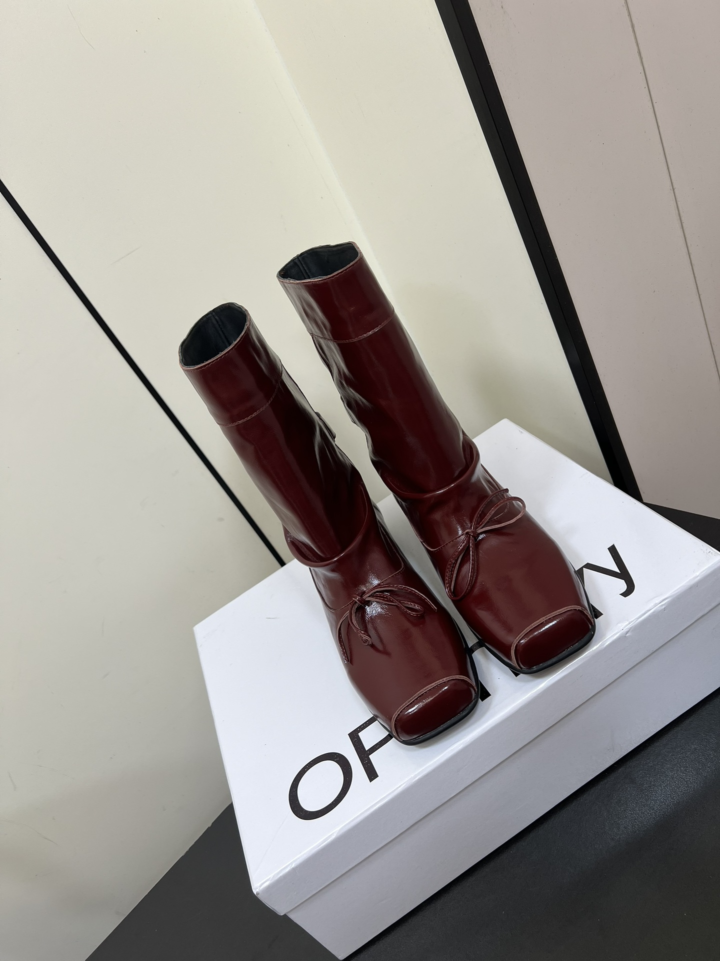 Stylish Pig Nose Short Boots with Unique Design and High-Quality Materials - 图片 1