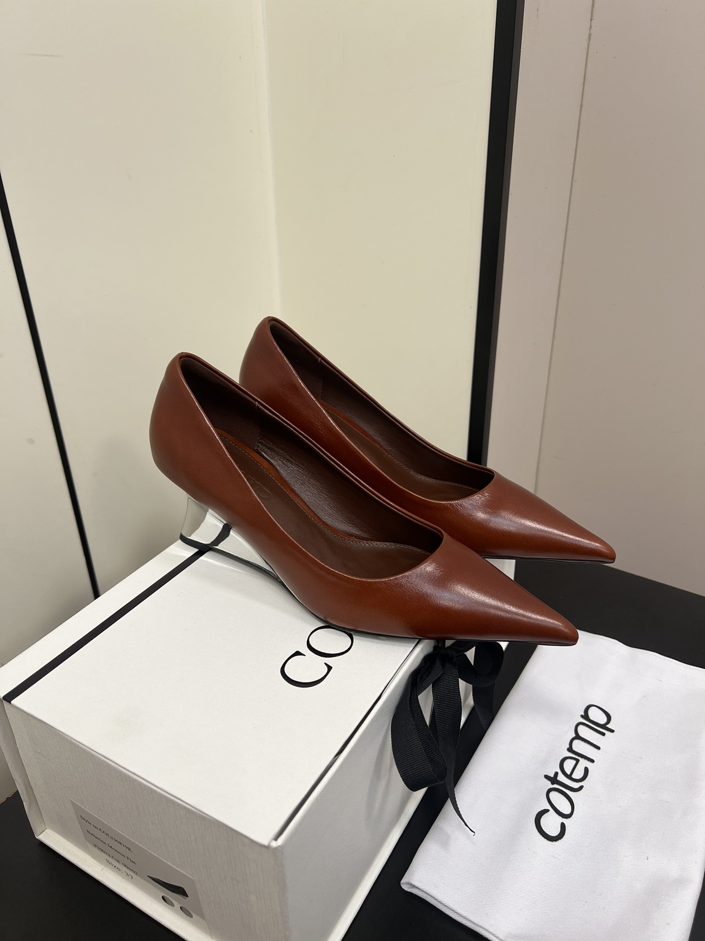 P775 Small-Scale Silk Embroidered Pointy Heel Shoe Series