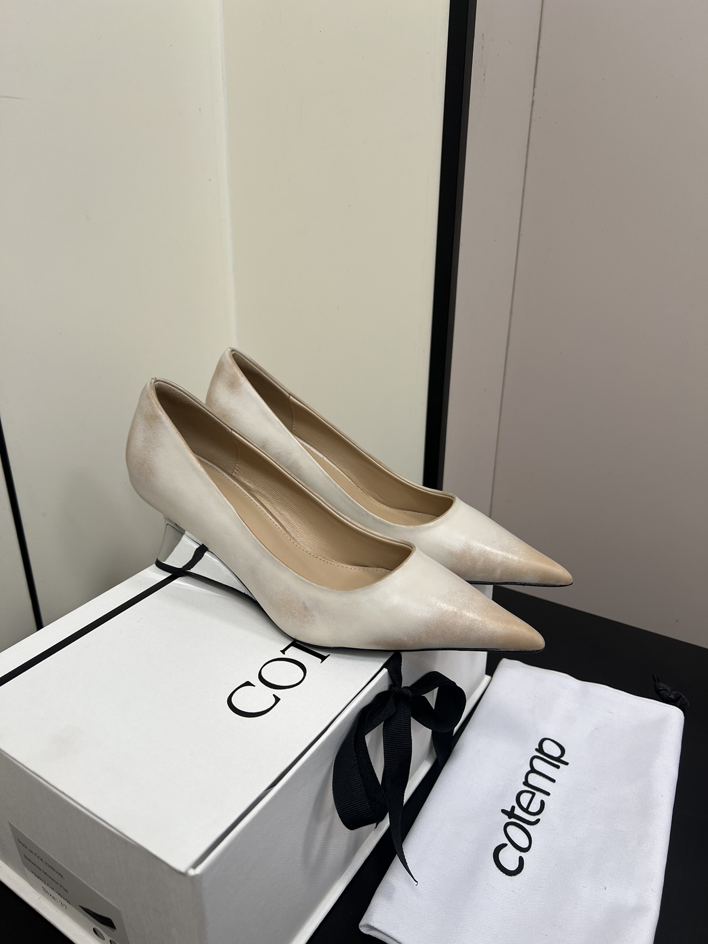P775 Small-Scale Pointy Heel Shoe Series with Silk Embroidery - 图片 1