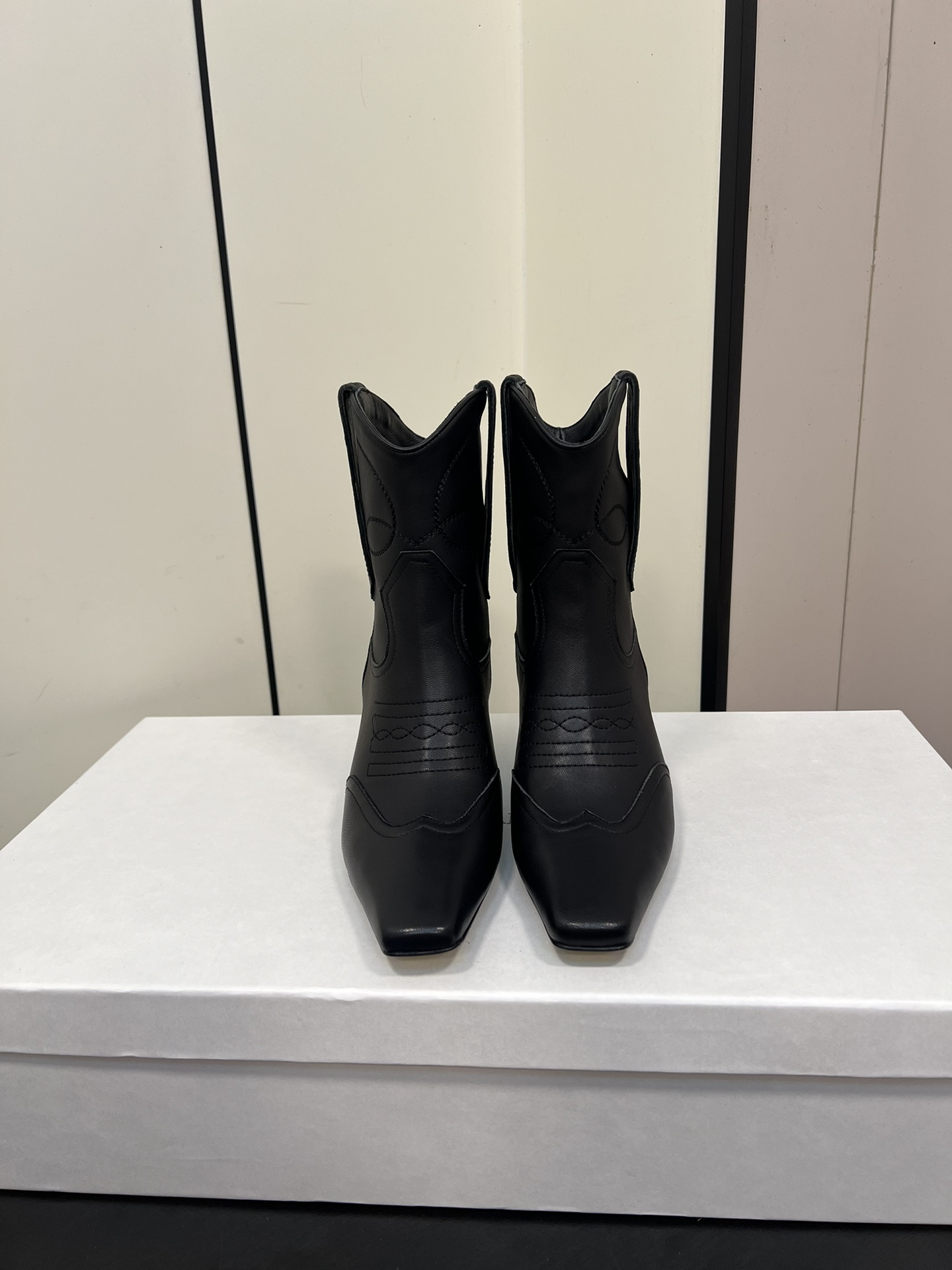 NO:536743,Khaite 2025 ｜Fall and winter new cat heel short boots This season's best fashionable small heel boots ~ Perfect texture, neat lines, and people are much lighter. It seems that no matter what you match, it looks very fashionable. Imported calfskin, the leather is super soft, the shoes are very light, and it is very stable and not tired when walking. size35-40 (40 customization, no return or exchange), boots, boots, cowhide19860909Khaite 2025 ｜秋冬新品猫跟短靴 本季最佳时髦小跟靴 ～ 质感完美 线条利落 人都轻盈了不少 好像无论配什么都显得很时髦 进口小牛皮 皮子超级软 鞋子很轻走路很稳不累 size35-40（40定制不退换）,靴子,boots,cowhide,Women's Shoes