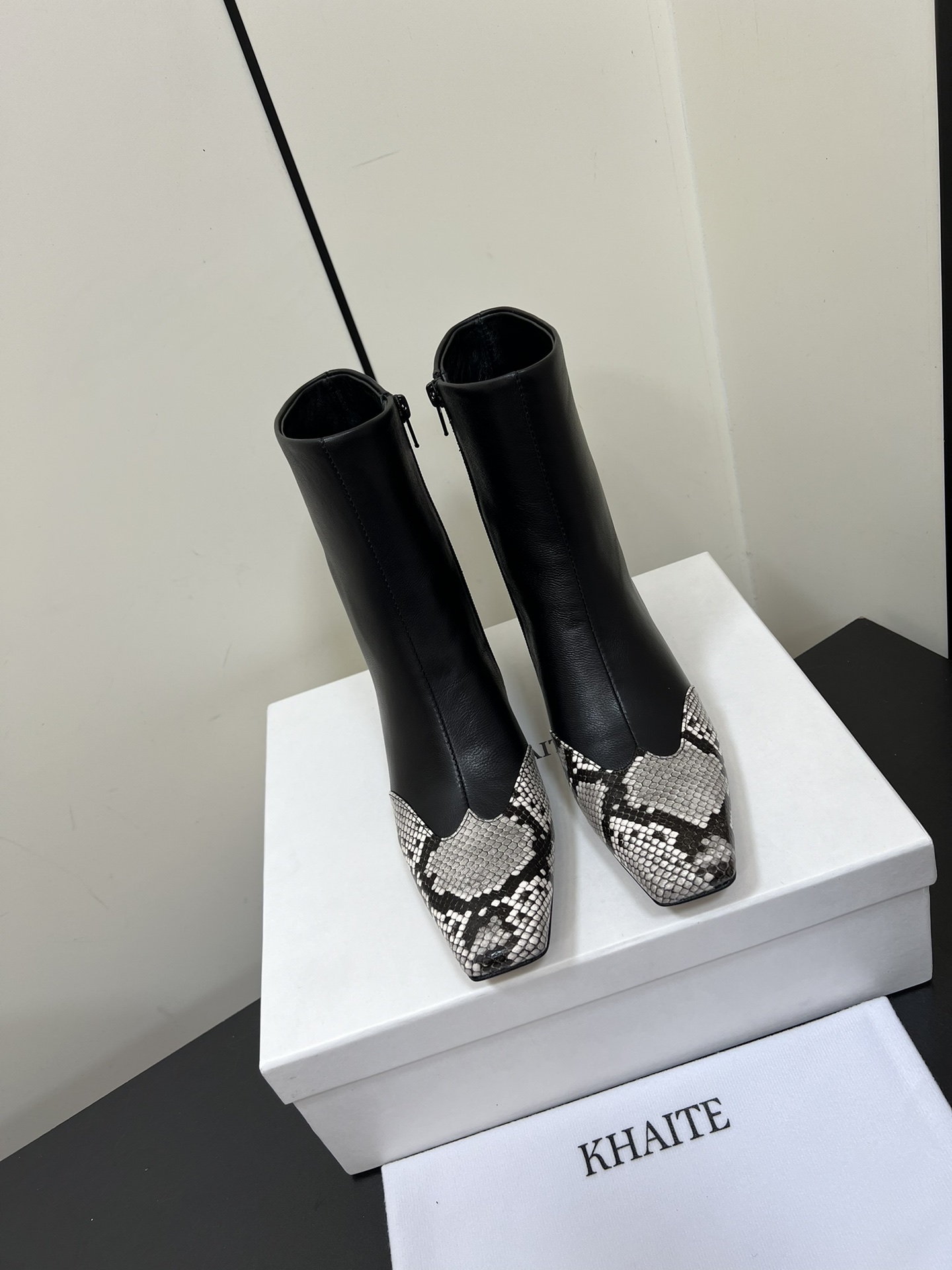 NO:536751,Khaite 2025 ｜Fall and winter new cat heel color-blocking short boots This season's best fashionable small heel boots ~ Perfect texture, neat lines, and people are much lighter. It seems that no matter what you match, it looks very fashionable. Imported calfskin, the leather is super soft, the shoes are very light, and it is very stable and not tired when walking. size35-40 (40 customization, no return or exchange), boots, boots, cowhide19860909Khaite 2025 ｜秋冬新品猫跟拼色短靴 本季最佳时髦小跟靴 ～ 质感完美 线条利落 人都轻盈了不少 好像无论配什么都显得很时髦 进口小牛皮 皮子超级软 鞋子很轻走路很稳不累 size35-40（40定制不退换）,靴子,boots,cowhide,Women's Shoes