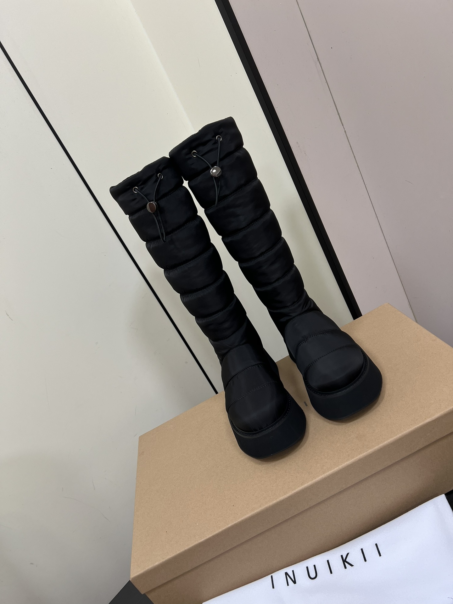 NO:577320,The niche INUIKII down snow boots will accompany you through the cold winter # A must-have for light luxury fashionistas! Lace-up down snow boots, adjustable elasticity at the top, super warm artifact, as comfortable and soft experience as a down jacket, down boots with texture like bread, a street artifact! Comfortable soles, infused with fashionable genes, diverse attitudes, never stop, super popular launch subverts the design of traditional snow boots, will embrace warmth and ultra-lightweight design/  Look for the original outsole size 35-39 (custom-made for 40, non-returnable), snow boots, boots, down jacket19860909小众INUIKII羽绒雪地靴 陪你度过寒冷的冬天吧# 轻奢潮人必备!绑带羽绒雪地靴,筒口松紧调节,超级保暖神器,羽绒服一样的舒适柔和般体验,面包一样质感的羽绒靴,炸街神器!舒服脚底,注入时髦基因,多元态度,绝不止步,超火爆上市颠覆了传统雪地靴的设计,将拥抱温暖超轻量化设计/ 认准专柜开模原版大底 size 35-39（40订做不退换）,雪地靴,boots,down jacket,Women's Shoes