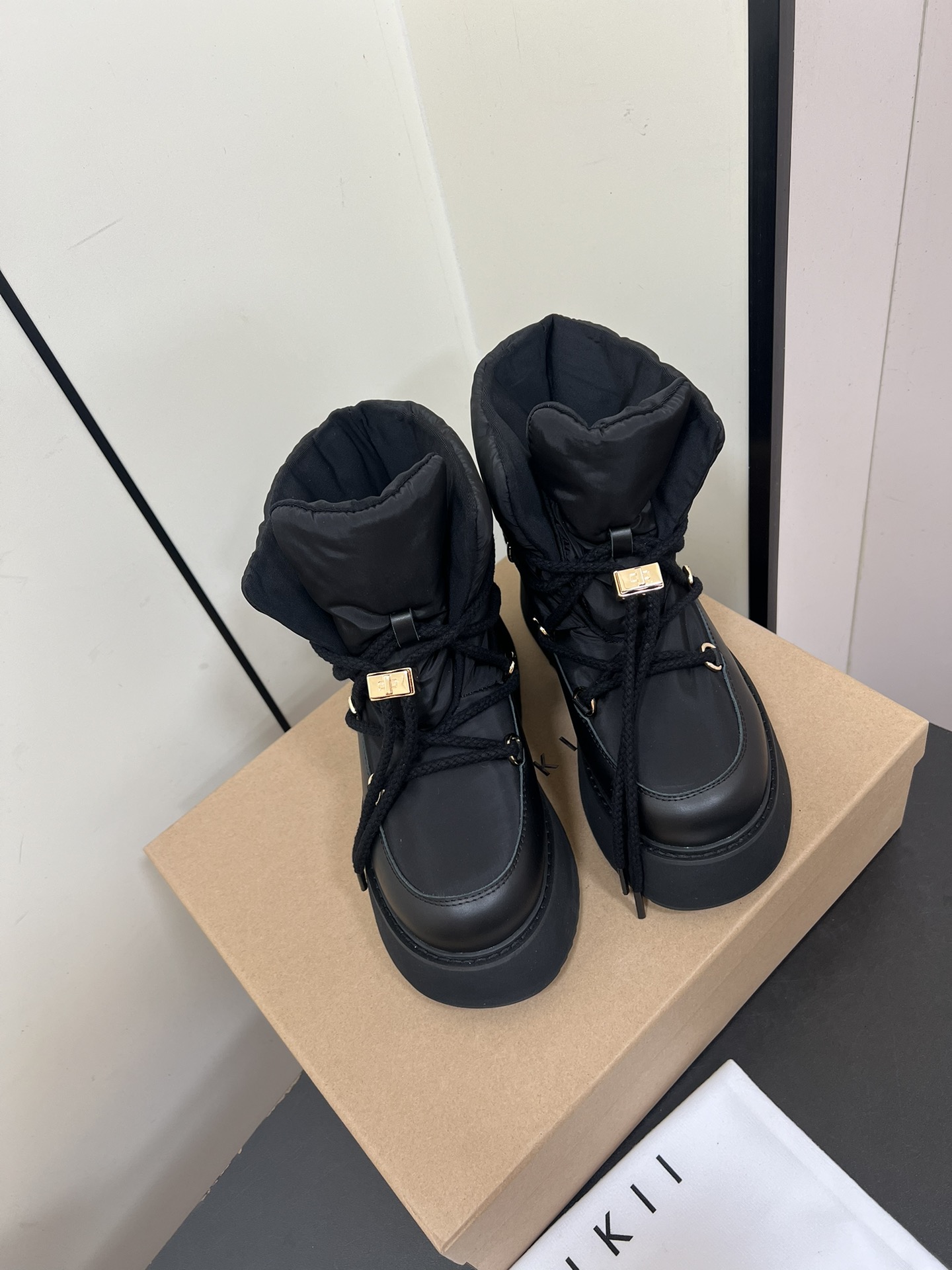 NO:577324,Purchasing agent INUILII 24/new snow boots. The elf in the snow combines urban functions with outdoor performance. The upper is made of imported waterproof, glossy and soft fabrics that not only increase comfort but also provide warmth!  The upper is made of original waterproof down, lining: down cloth, outsole, imported non-slip and wear-resistant rubber outsole, size 35-40 (custom order of 40 is non-refundable), snow boots, boots, down jacket19860909代购级 INUILII 24/新款雪地靴 . 雪地里的精灵 城市机能与户外性能兼并,鞋面采用进口防水、光泽细腻,柔软的面料不仅增加舒适度且兼具保暖效果！ 鞋面采用原版防水羽绒 内里: 羽绒布 大底进口防滑耐磨橡胶大底 码数35-40（40订做不退换）,雪地靴,boots,down jacket,Women's Shoes