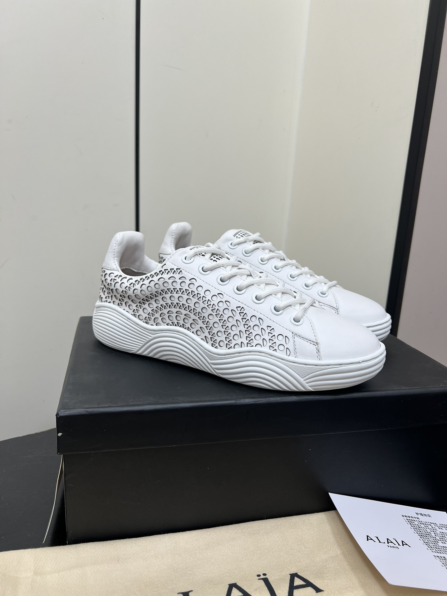 Alaia White Sneakers with Laser-Cut “Vienne” Pattern for Comfort and Elegance - 图片 2