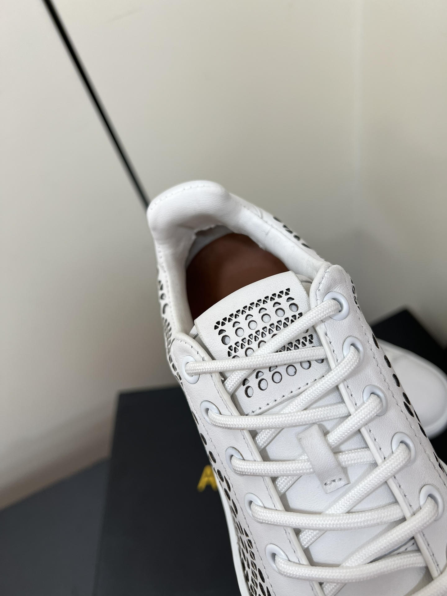 Alaia White Sneakers with Laser-Cut “Vienne” Pattern for Comfort and Elegance - 图片 8