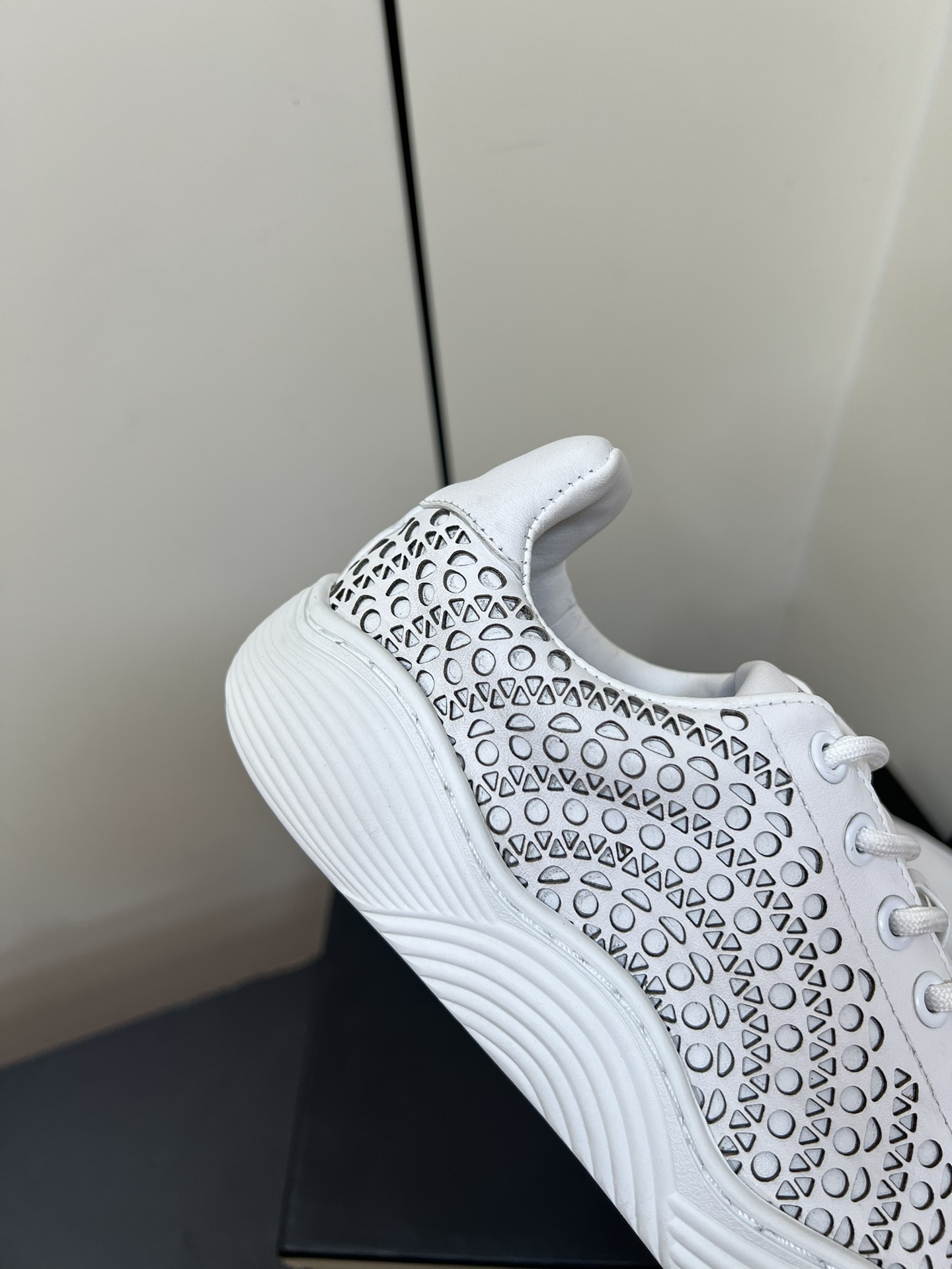 Alaia White Sneakers with Laser-Cut “Vienne” Pattern for Comfort and Elegance - 图片 7