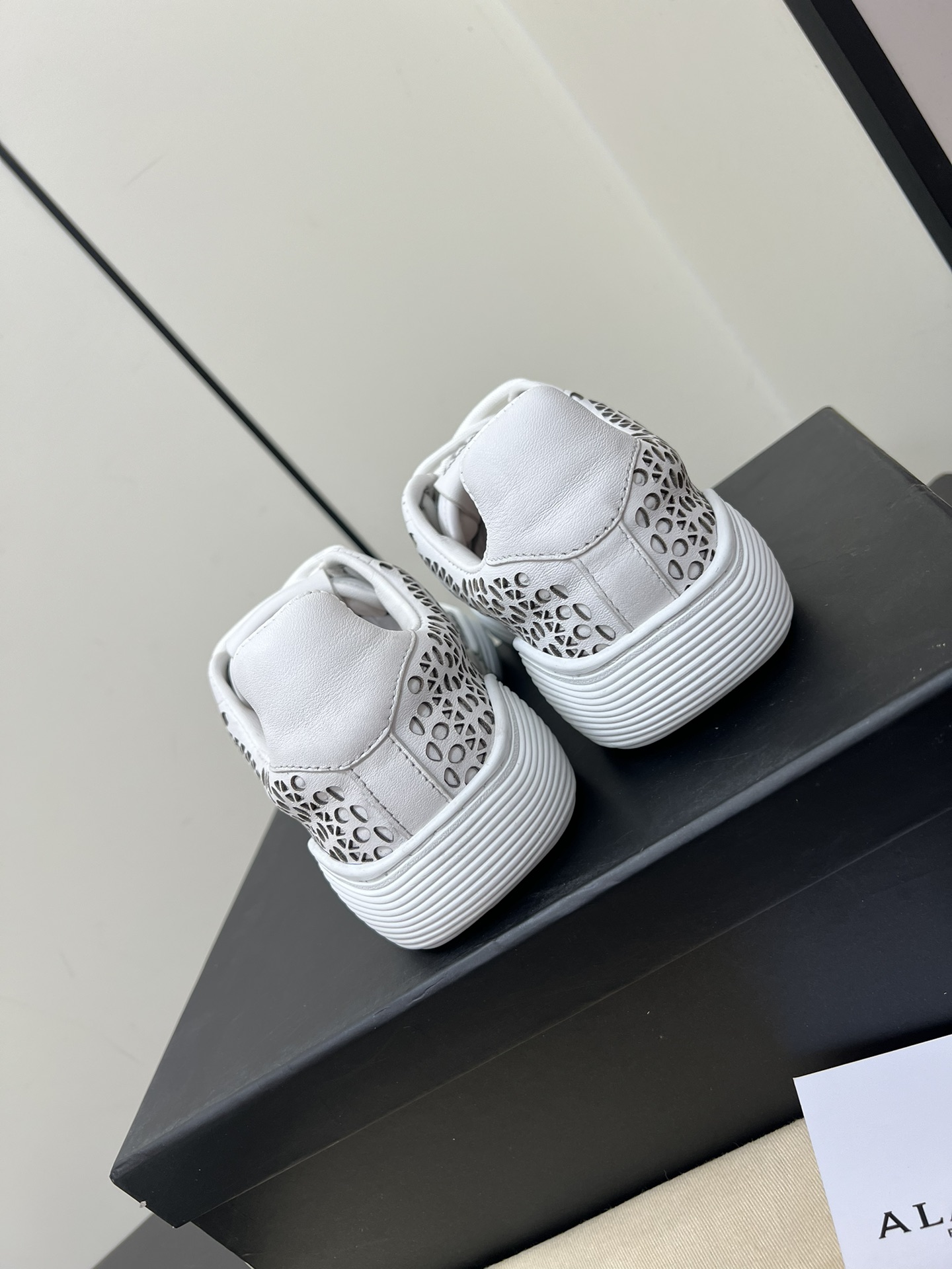 Alaia White Sneakers with Laser-Cut “Vienne” Pattern for Comfort and Elegance - 图片 9