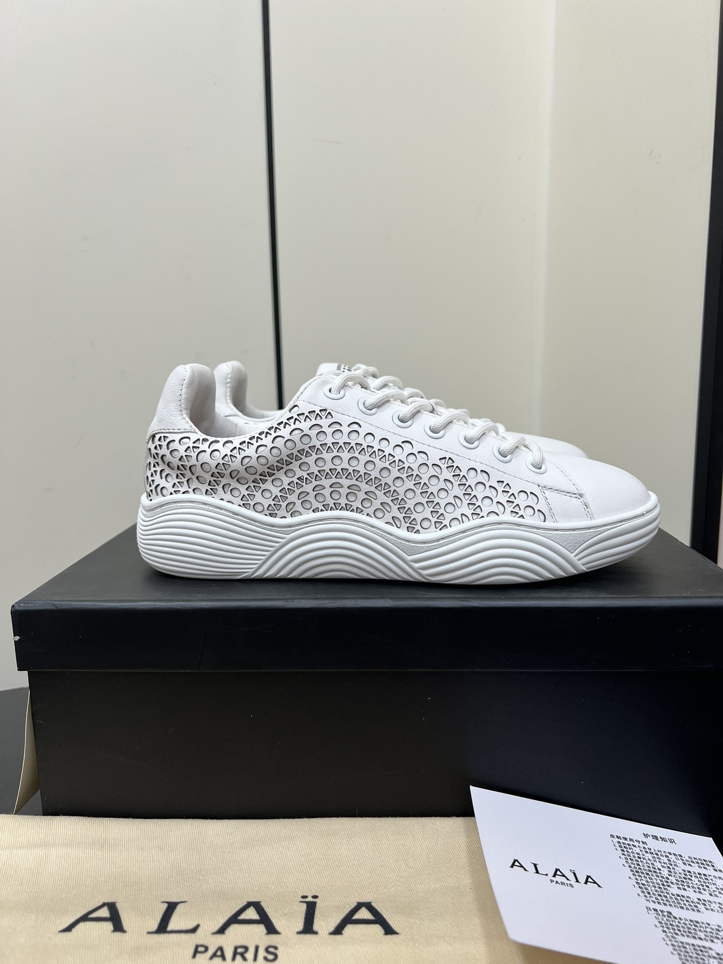 Alaia White Sneakers with Laser-Cut “Vienne” Pattern for Comfort and Elegance - 图片 4