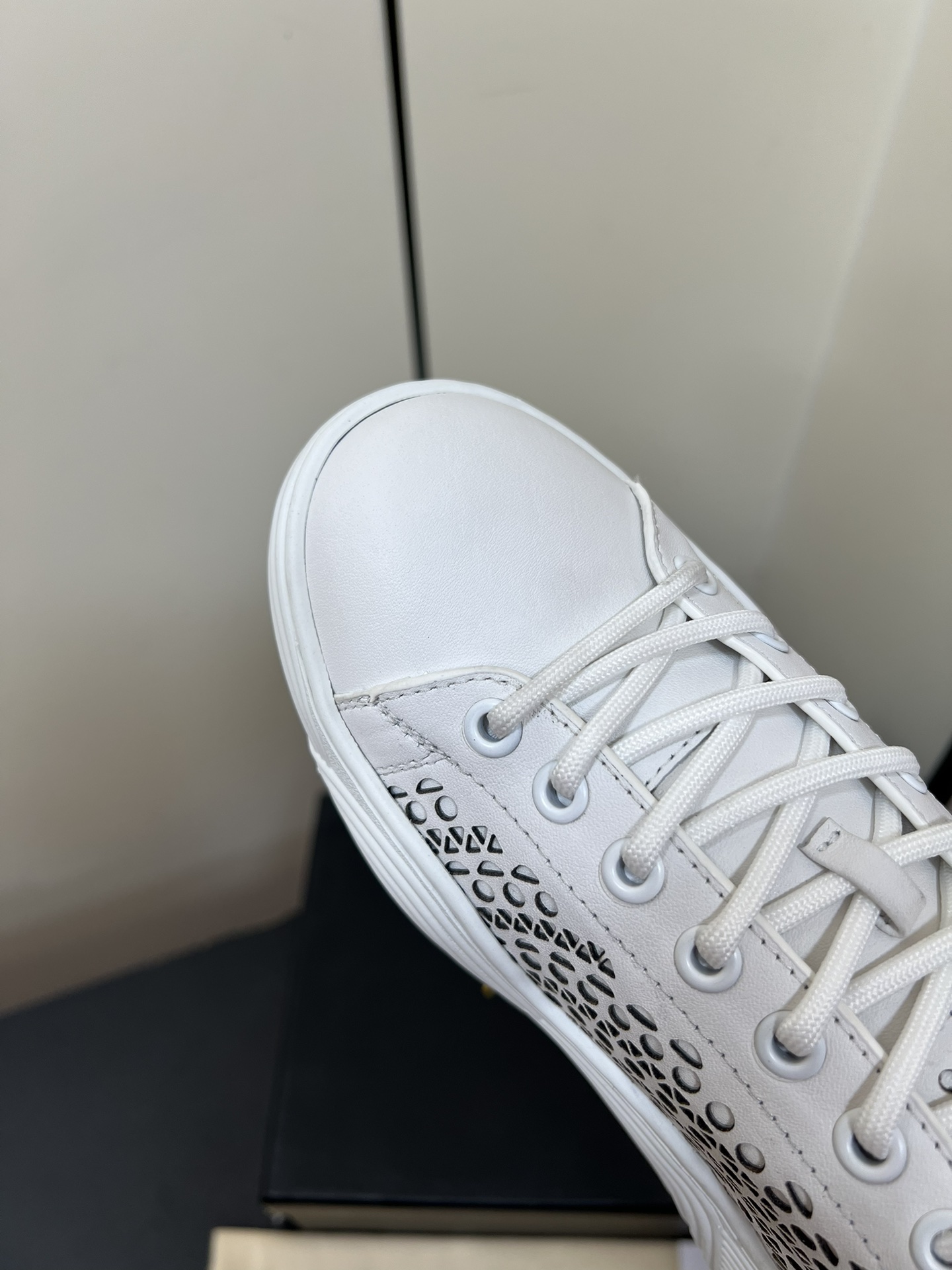 Alaia White Sneakers with Laser-Cut “Vienne” Pattern for Comfort and Elegance - 图片 6