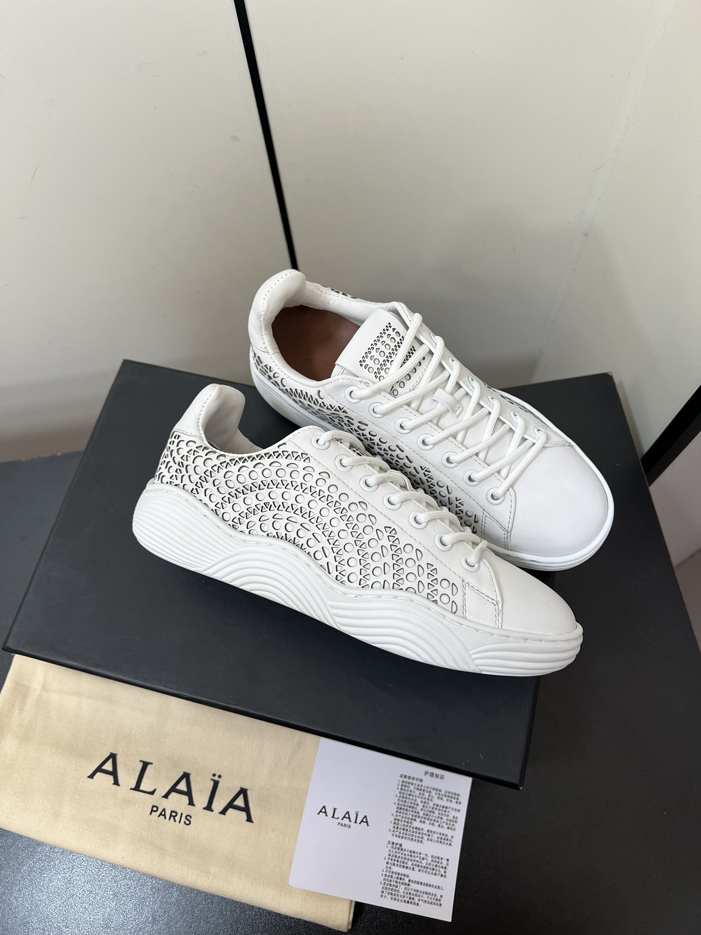 Alaia White Sneakers with Laser-Cut “Vienne” Pattern for Comfort and Elegance - 图片 5