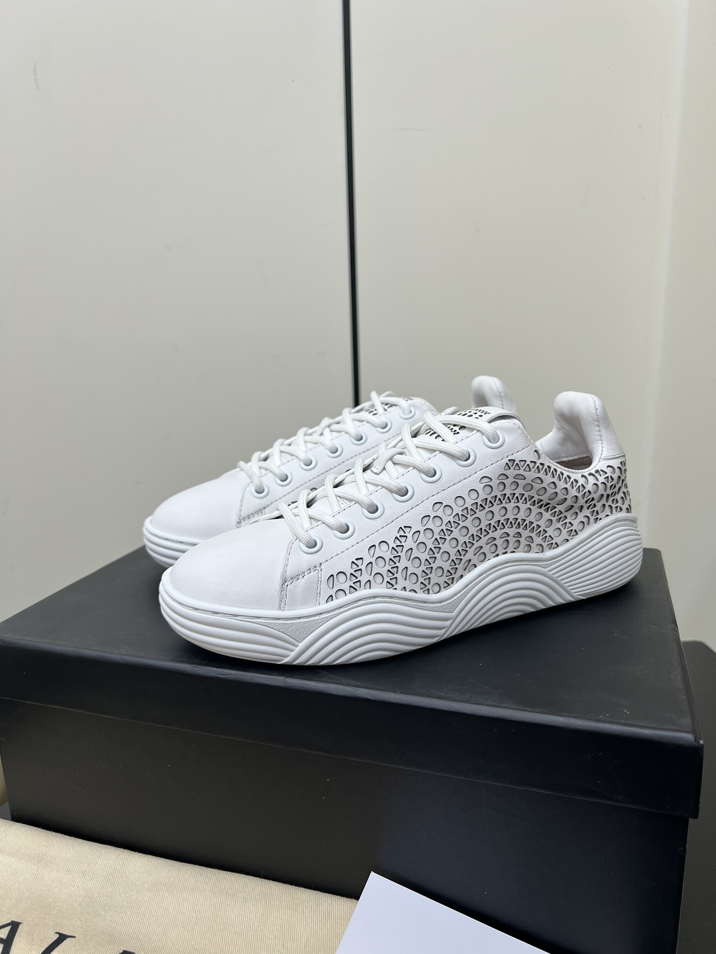 Alaia White Sneakers with Laser-Cut “Vienne” Pattern for Comfort and Elegance - 图片 3