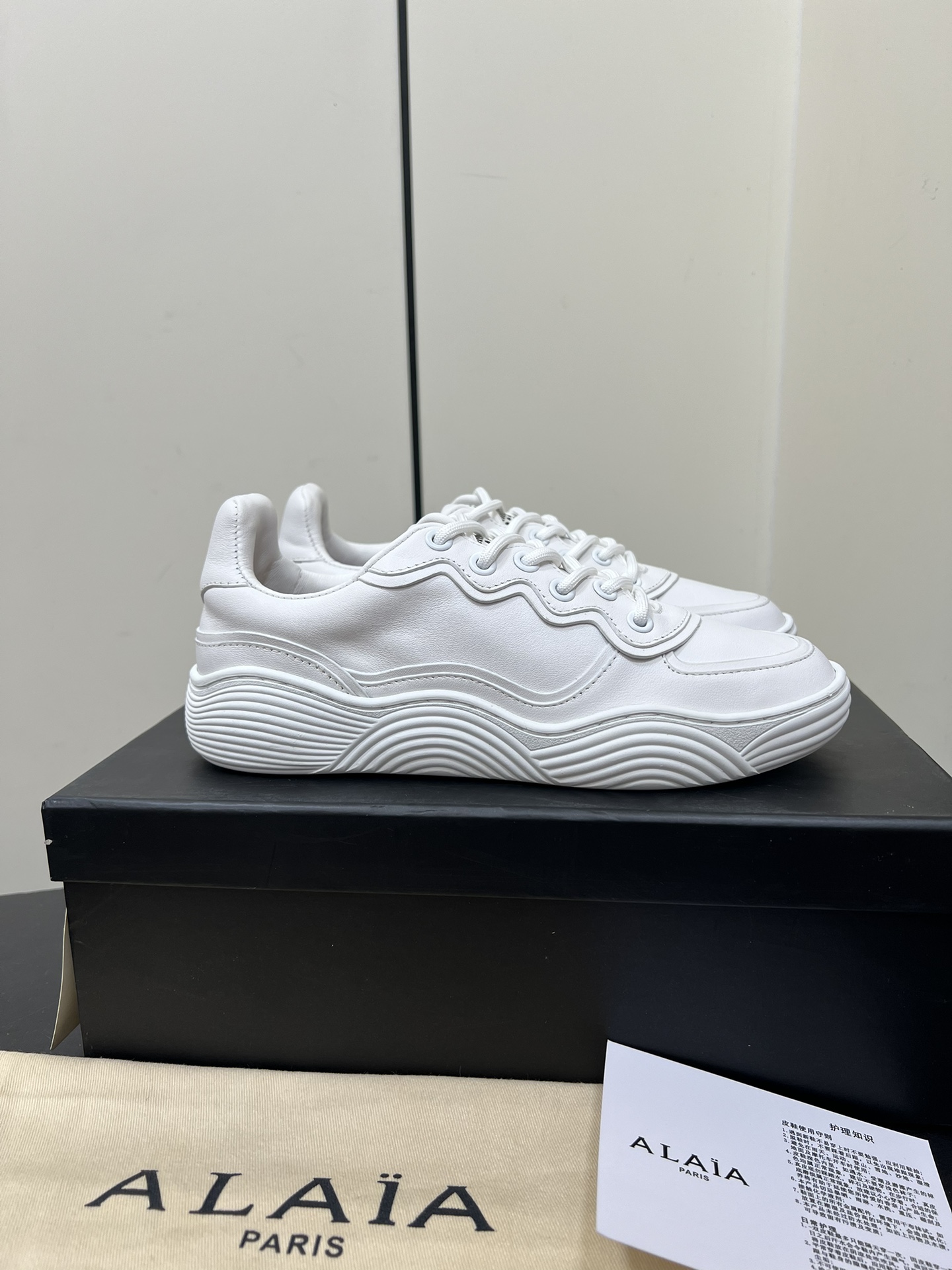 Alaia White Sneakers: Laser-Cut Design for Comfort and Elegance - 图片 4