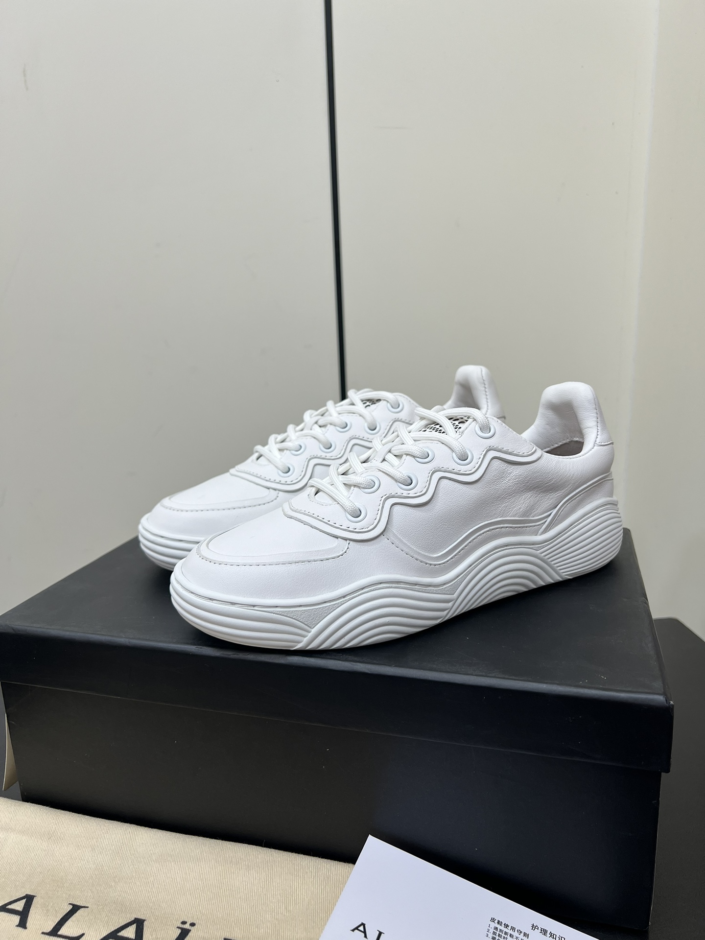 Alaia White Sneakers: Laser-Cut Design for Comfort and Elegance - 图片 3