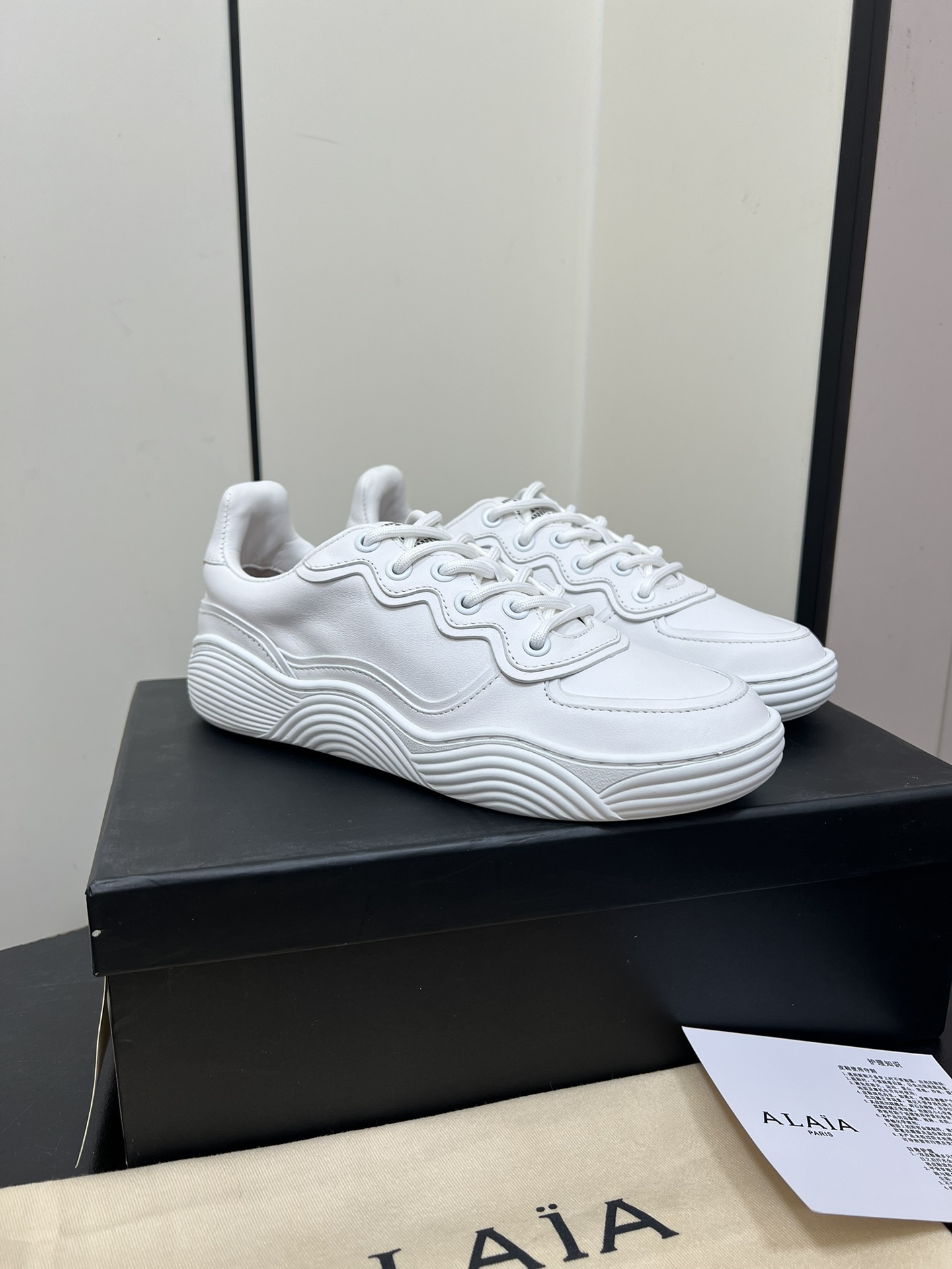Alaia White Sneakers: Laser-Cut Design for Comfort and Elegance - 图片 2