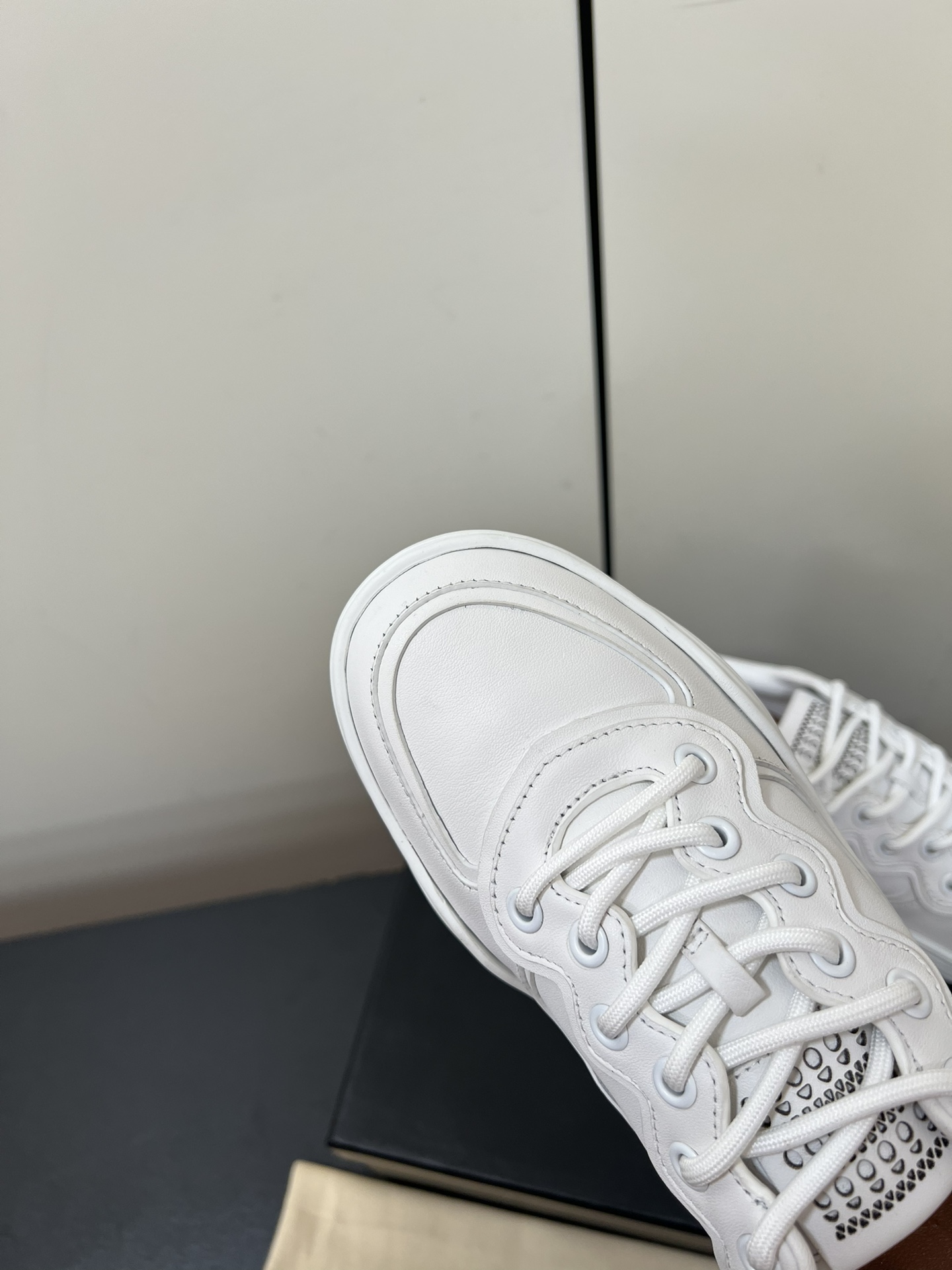 Alaia White Sneakers: Laser-Cut Design for Comfort and Elegance - 图片 6