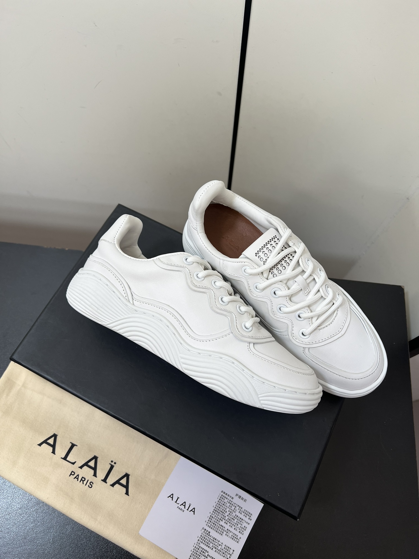 Alaia White Sneakers: Laser-Cut Design for Comfort and Elegance - 图片 5