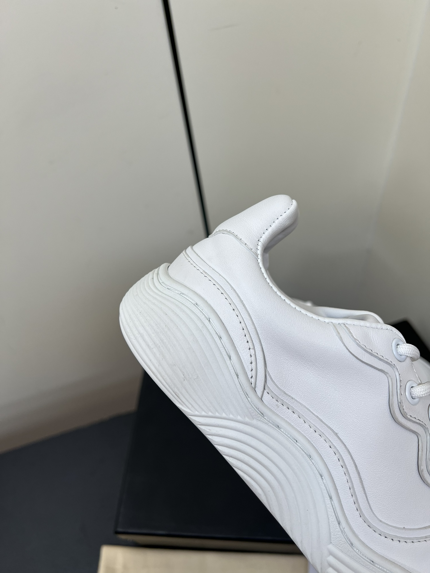 Alaia White Sneakers: Laser-Cut Design for Comfort and Elegance - 图片 8