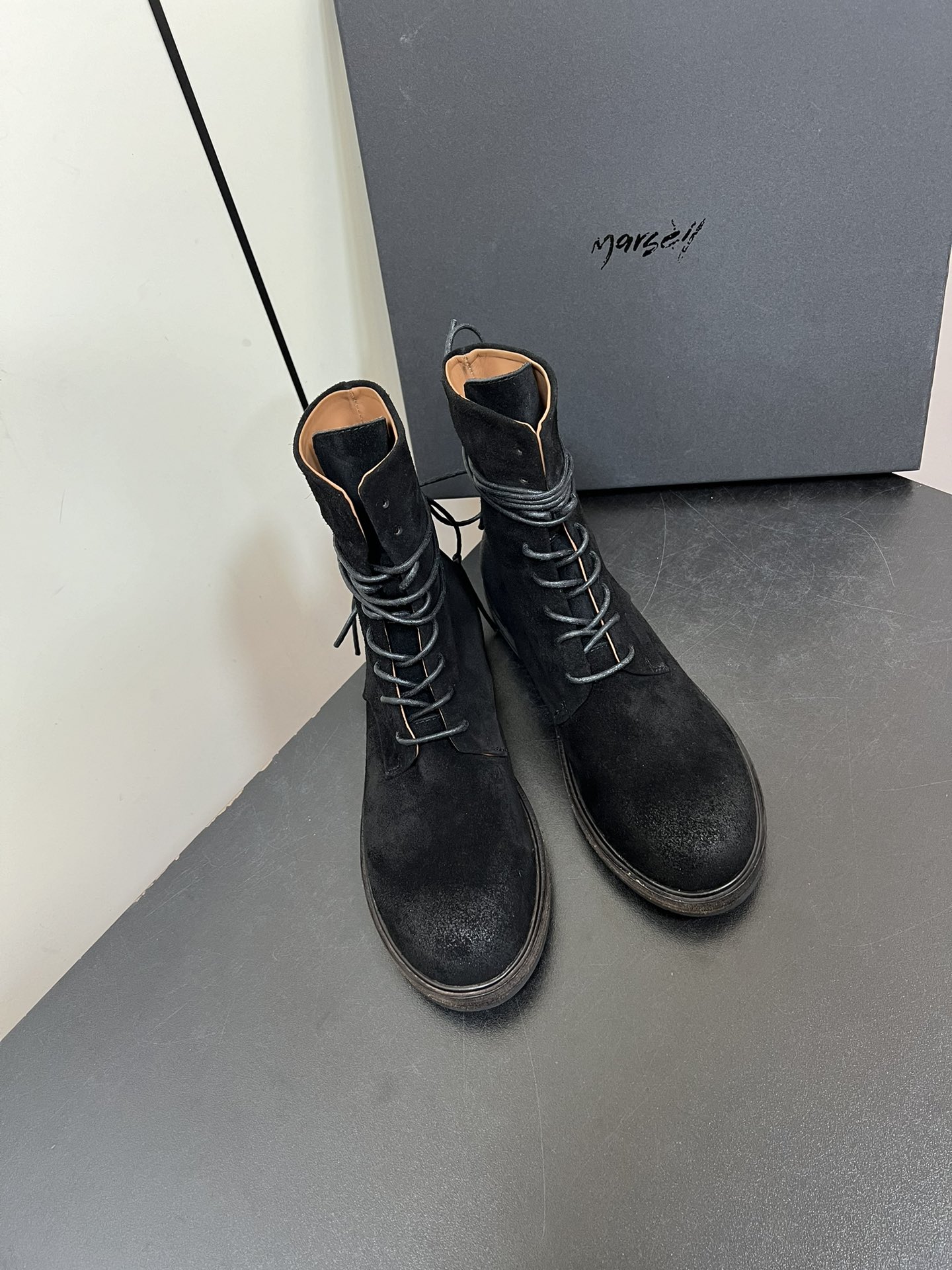 NO:536849,The 50 Italian dark brand, a purely handmade niche brand, a marsell suede strap couple Martin boots, a unique, not following the trend, purely handmade, with strict requirements on materials and craftsmanship, is known for its comfort, durability and artistic quality! The upper is selected from imported black/dark brown suede material. The texture is full of fabric and details are full of small surprises. The toe is old and full of retro flavor and looks very tasteful! The sole uses 30% genuine leather and rubber combination, and the foot is very anti-slip, light and comfortable! Heel height 2.5cm The chimney boots are very shaped with leg shape, the shoes are very soft, the shoes are completely stress-free, and they are very comfortable without wearing socks... Close your eyes and the upper is original velvet, inner velvet, imported leather, outsole, size 35-44 (for women 40 custom-made, non-return, replacement), boots, boots, cowhide, chamois leather, Leather soles, socks19860909对版猛货男款50意大利暗黑品牌 纯手工小众品牌marsell麂皮绒绑带情侣马丁靴,一个特立独行,不跟风,纯手工制作,对材质及工艺要求及其严格的品牌,以舒适、耐穿、艺术性著称！鞋面精选进口黑色/深棕麂皮绒材质.质感满满的面料细节满满的小惊喜.鞋头做旧充满复古味道看起来非常的有品位！鞋底采用三成真皮加橡胶组合 上脚非常的防滑 轻便 舒适！ 跟高2.5cm 烟筒靴筒很修饰腿型,鞋子都很软,完全没有压力的鞋子,不用穿袜子都很舒适……闭眼入 鞋面原版胎牛绒 内里胎牛皮 大底进口真皮大底 码数35-44（女40定制不退换）,靴子,boots,cowhide,chamois leather,Leather soles,socks,Women's Shoes