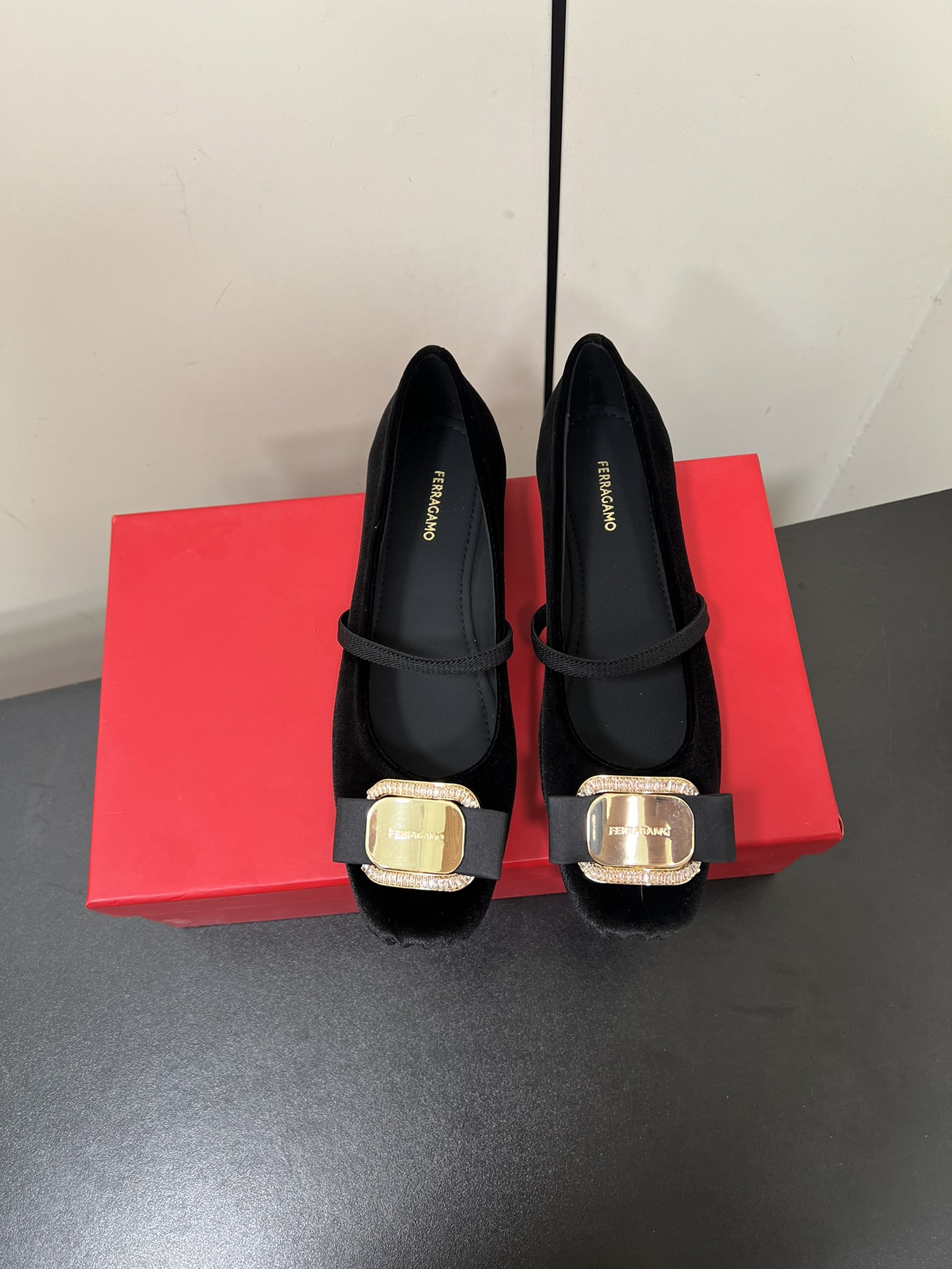 NO:262268,Ferragamo's new Vara bow ballet shoes flats!  Its design is very exquisite, and every detail from the shoelaces to the upper is full of artistic sense. The proportion of the bow has also been readjusted, making it feel more neat and young~ At the same time, the foot feels very soft and comfortable, and the comfort of the feet being not squeezed is fascinating!  It is a style that cannot be missed. The soft cloud foot feel takes into account the appearance and comfort. The silver is full of high-end feeling. The classic and versatile black is the same as the ZP. The original detail and texture of the leather are the same as that of the ZP. The original fabric is sheepskin/velvet. The inner imported sheepskin inner footbed. The original sole is customized with an anti-slip sole. The size is 34.35.36.37.38.39.40.41 (34.40.41 custom-made without return or exchange), single shoes, ferragamo, ferragamo, flats, sheepskin19860909Ferragamo菲拉格慕全新Vara蝴蝶结芭蕾舞鞋平底鞋！ 它的设计非常精致,从鞋带到鞋面,每一个细节都充满了艺术感. 蝴蝶结的比例也有重新调整,感觉更利落年轻~ 同时脚感非常柔软舒适、双脚不被挤压的舒适感令人迷恋！是一款不能错过的款式 软软的云朵脚感兼顾颜值和舒适 银色高级感满满 黑色经典百搭 原版开模每个细节、皮料质感都与ZP一致 面料原版羊皮/天鹅绒 内里进口羊皮内里垫脚. 大底原版定制防滑大底. 码数34.35.36.37.38.39.40.41（34.40.41定做不退换）,单鞋,ferragamo,ferragamo,flats,sheepskin,Women's Shoes