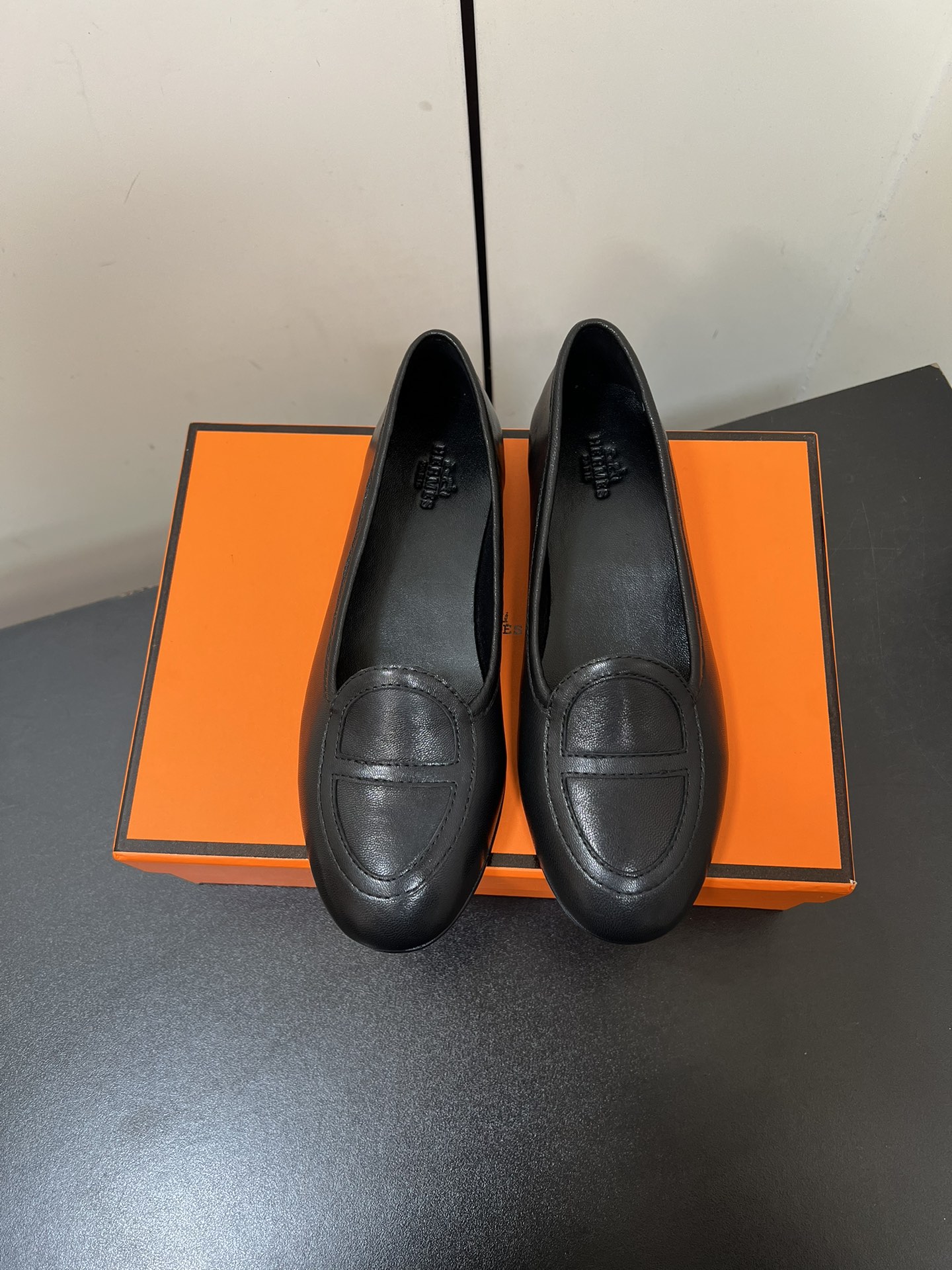 NO:221564,Hermes/Hermes 25 new single-shoe loafers!  The counter is replicated 1:1, and the shape, craftsmanship and materials are all required by ultra-high standards. The material is made of imported sheep suede, and the inner 1:1 customized full-grain mixed sheepskin, which is high-end and comfortable and breathable. The sole is made of imported genuine leather from Italy!  Code number 35-42 standard code. (40.41/42 custom made without return or exchange), loafers, hermes, hermes, loafers, sheepskin, chamois leather19860909Hermes/爱马仕25新款单鞋乐福鞋！专柜采版1:1复刻,形体、工艺、材质皆以超高标准来要求 材质面料选用进口羊麂皮, 内里1:1定制全粒面混种羊皮, 高档且舒适透气. 大底采用意大利进口真皮注塑大底！ 码数35-42标准码.（40.41/42定做不退不换）,乐福鞋,hermes,hermes,loafers,sheepskin,chamois leather,Women's Shoes